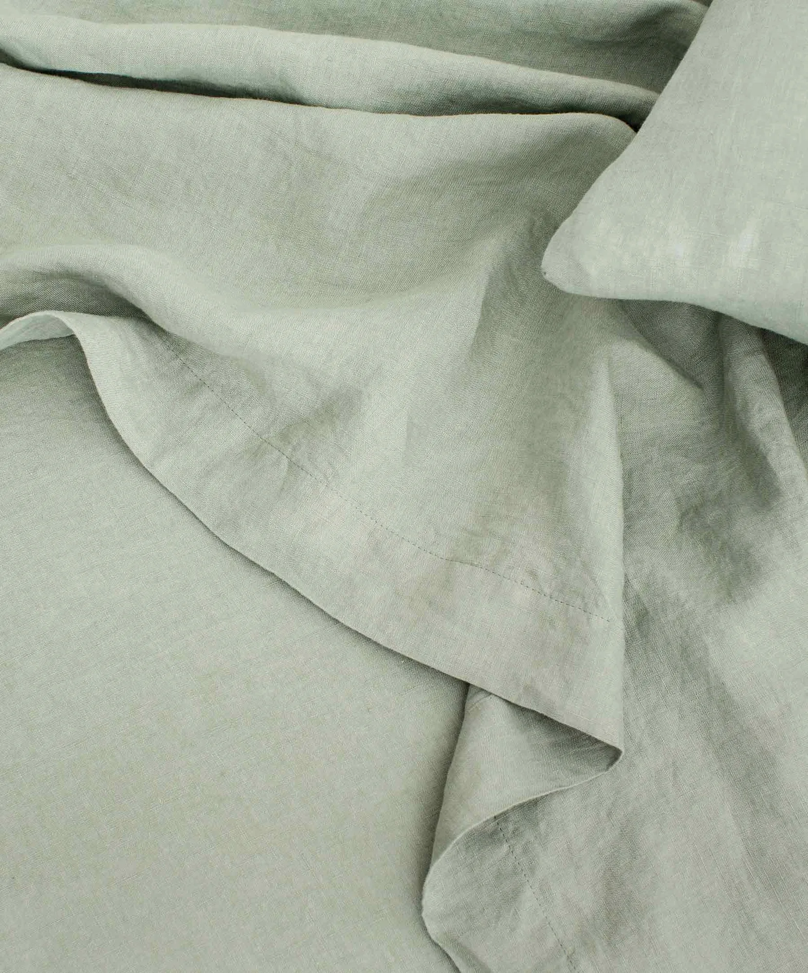 Linen vs Polyester: Which Fabric is More Breathable for Better Sleep and Comfort?
