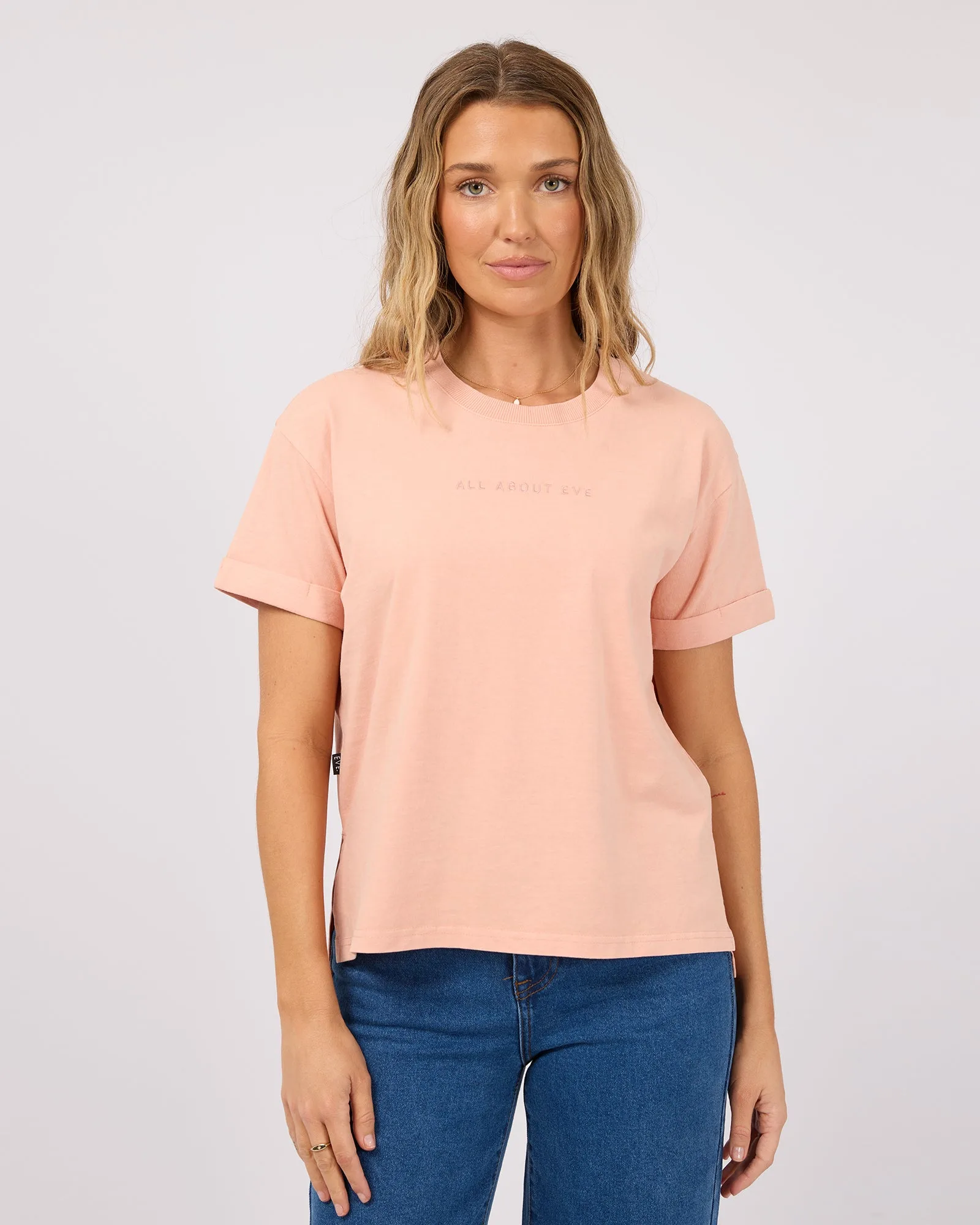 Cómo combinar una camiseta lavada para un look casual