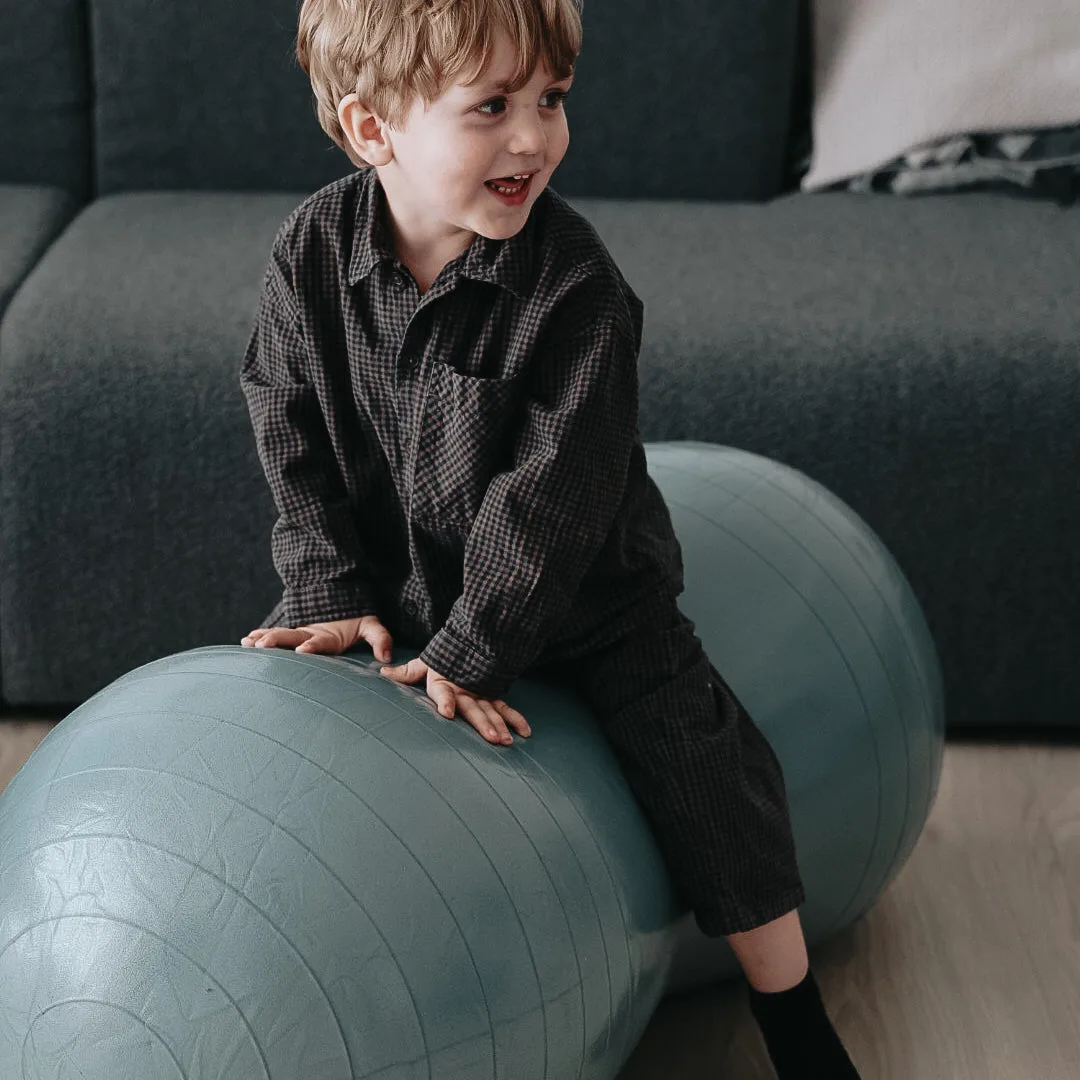 Cómo usar una pelota de cacahuete grande para el equilibrio infantil