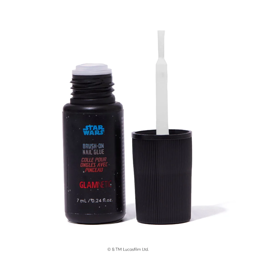 Colle à ongles pinceau vs colle standard : laquelle dure le plus longtemps
