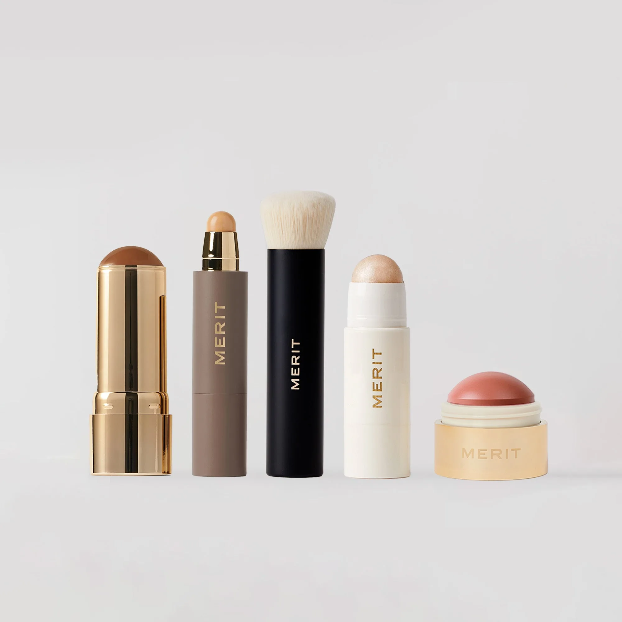 ทำให้การแต่งหน้าในชีวิตประจำวันง่ายขึ้นด้วยชุด essentials