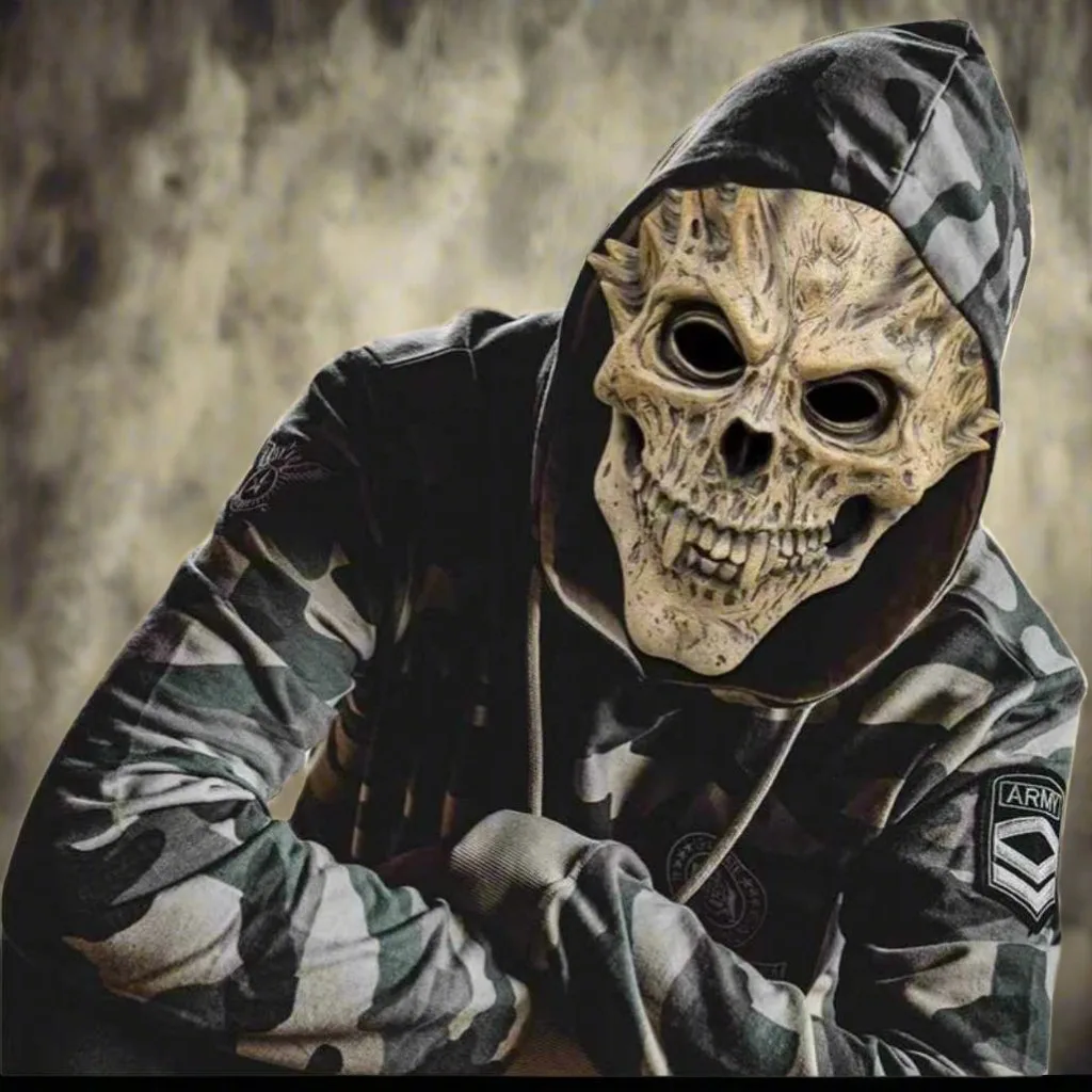 So trägst du eine Death Warrior Latexmaske bequem