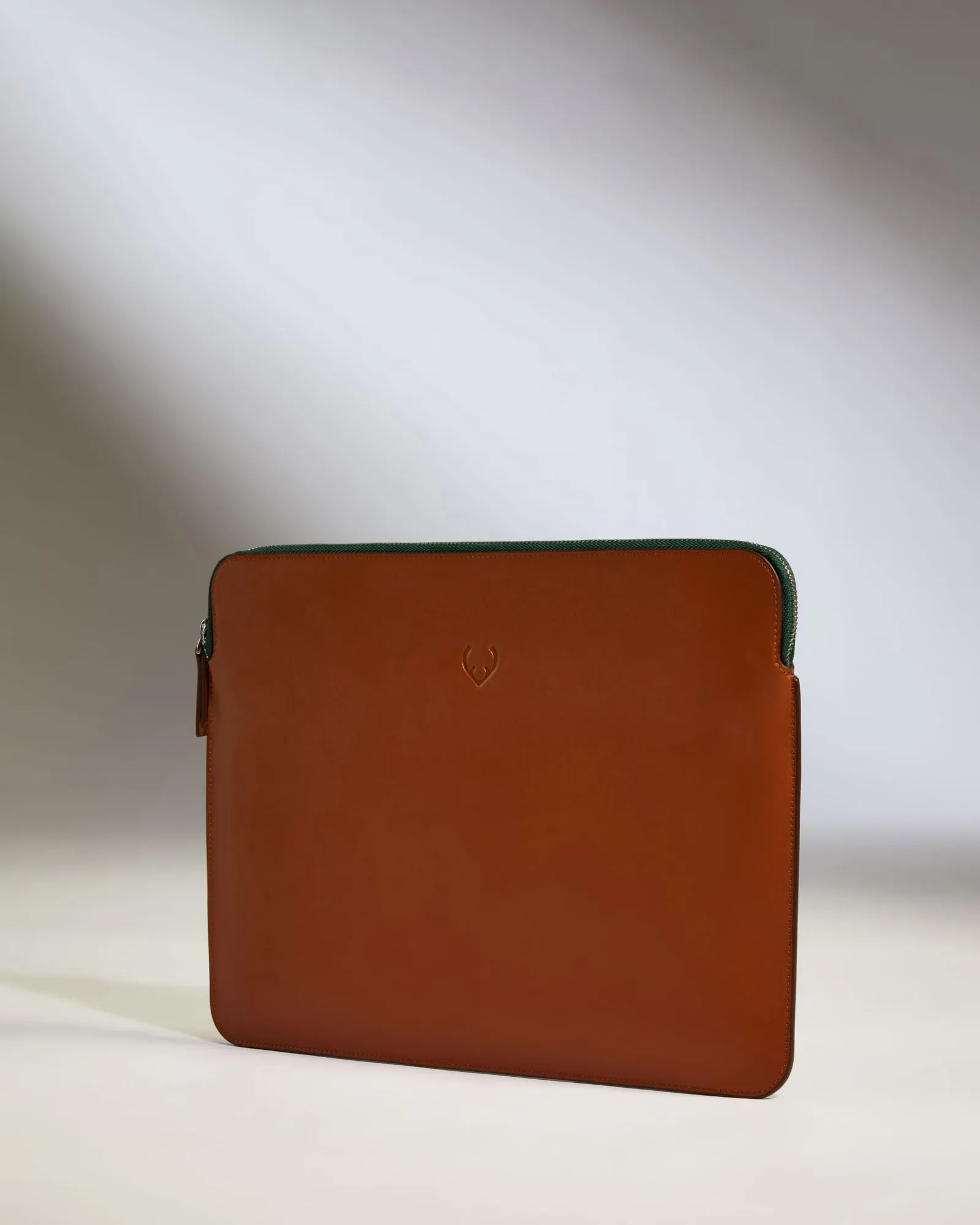 Leder-Laptoptasche für Geschäftsreisen richtig packen