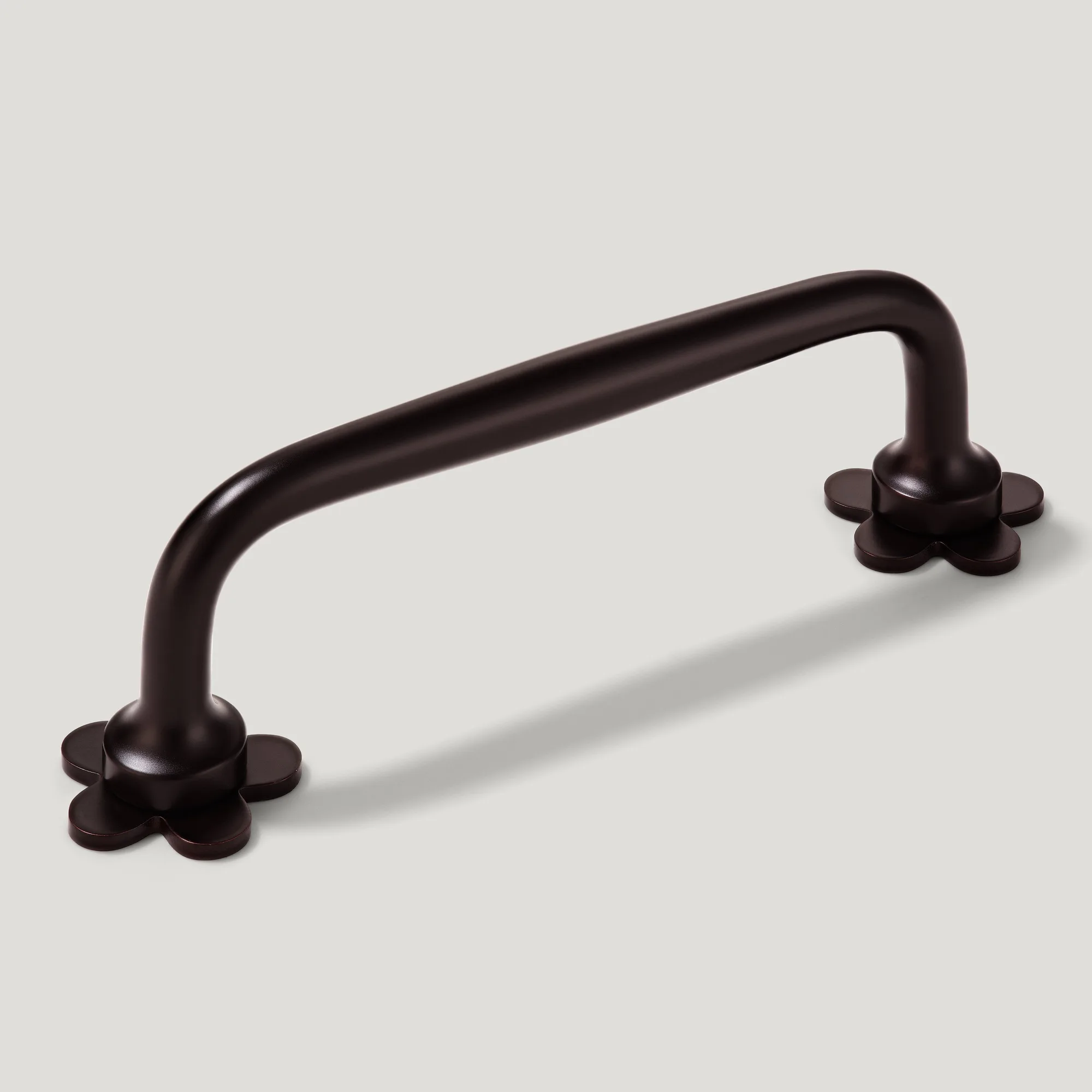 Manija ADA con placas traseras de flor - Bronce ennegrecido