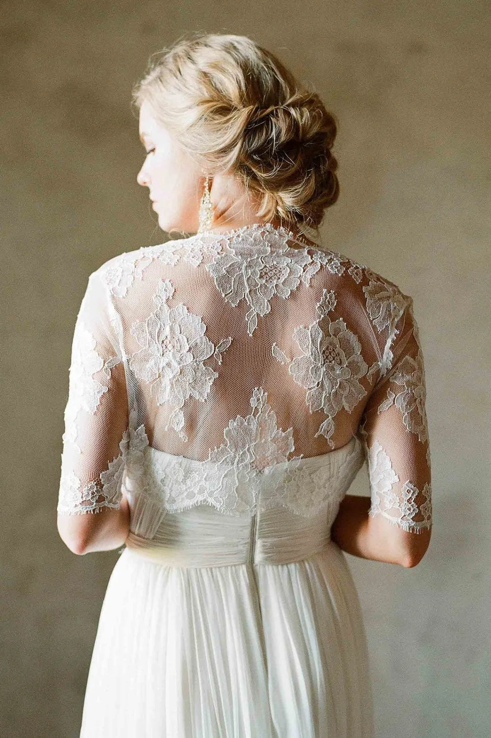 Spitzenbolero zum trägerlosen Hochzeitskleid kombinieren