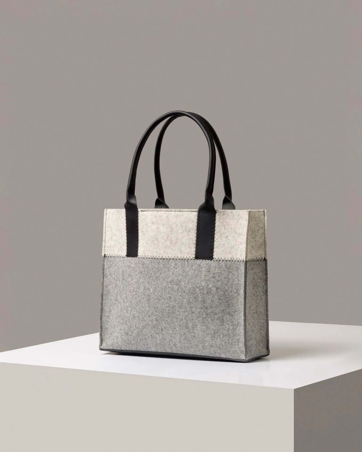 Wool vs. Neoprene Wine Totes: Which Keeps Wine Cooler?