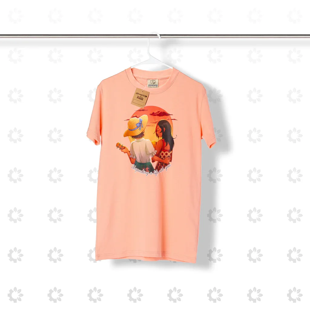T-shirt Unpacking a Life With You: design e vestibilità