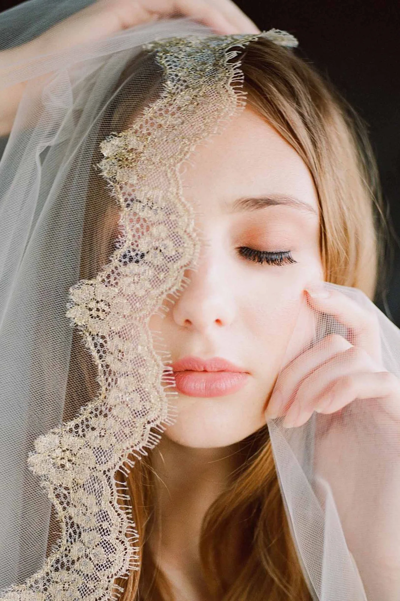 Mantilla vs. velo blusher: ¿qué estilo dorado?