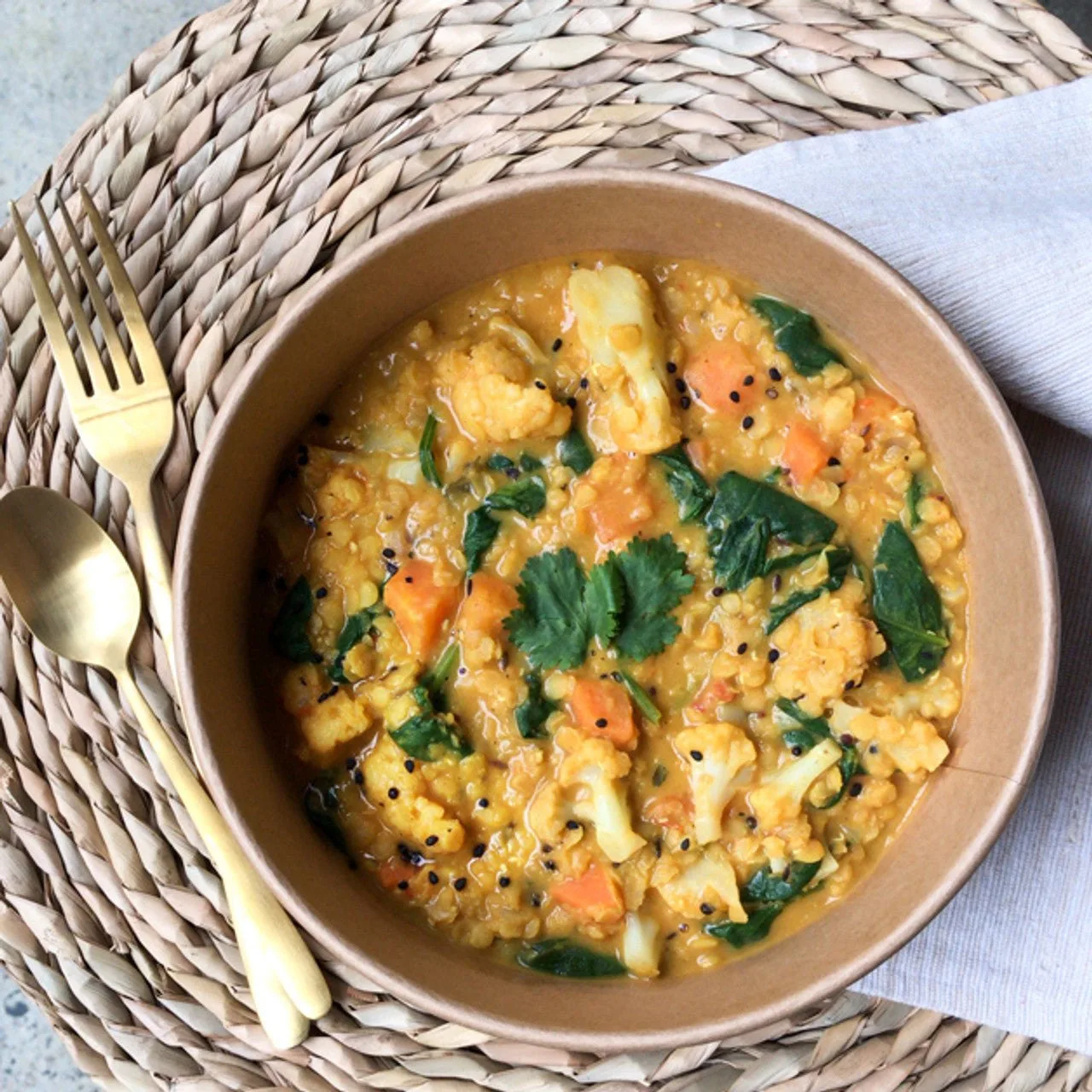 Dahl de lenteja roja con coliflor + zanahoria y cúrcuma