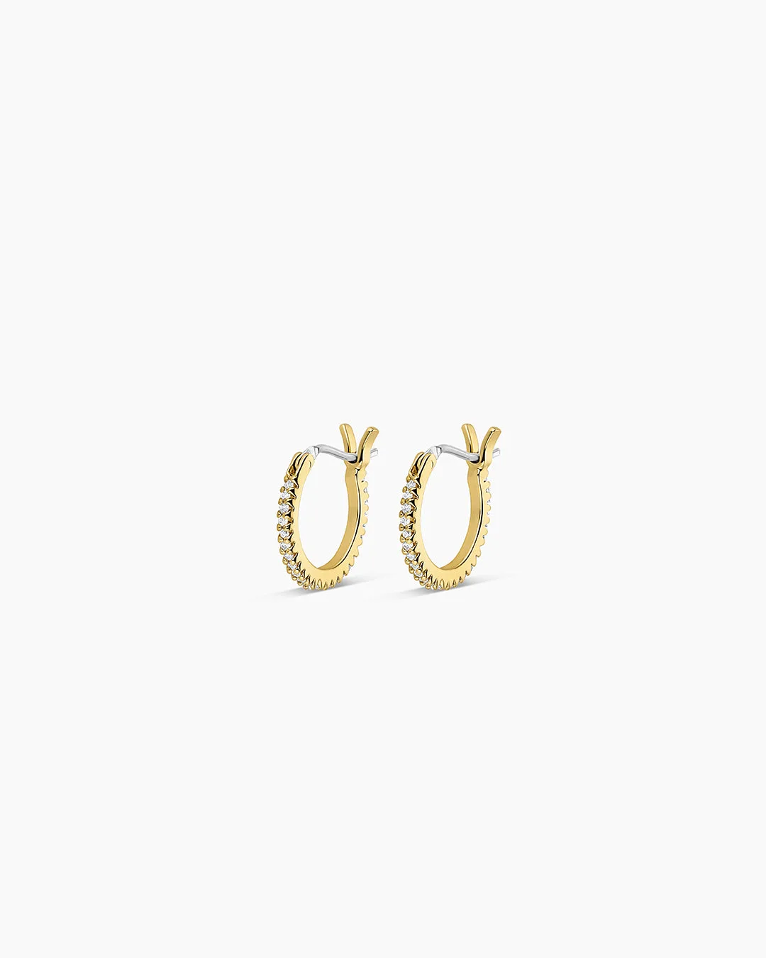 Choisir des boucles d'oreilles pour oreilles sensibles : Shimmer Huggies vs Scallop Drops