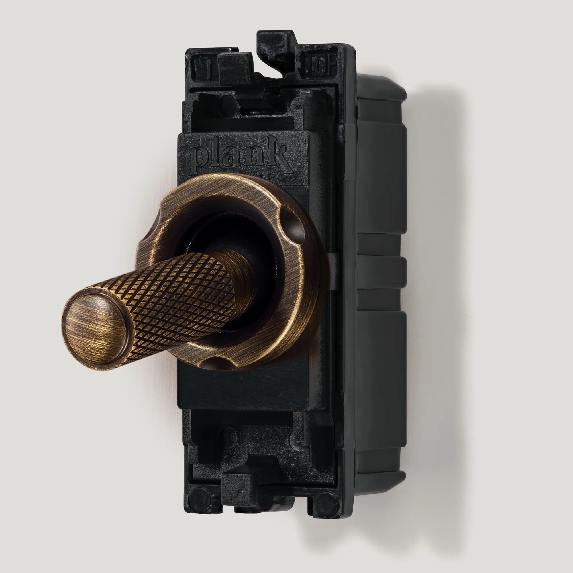 Cómo instalar un interruptor intermedio con módulo