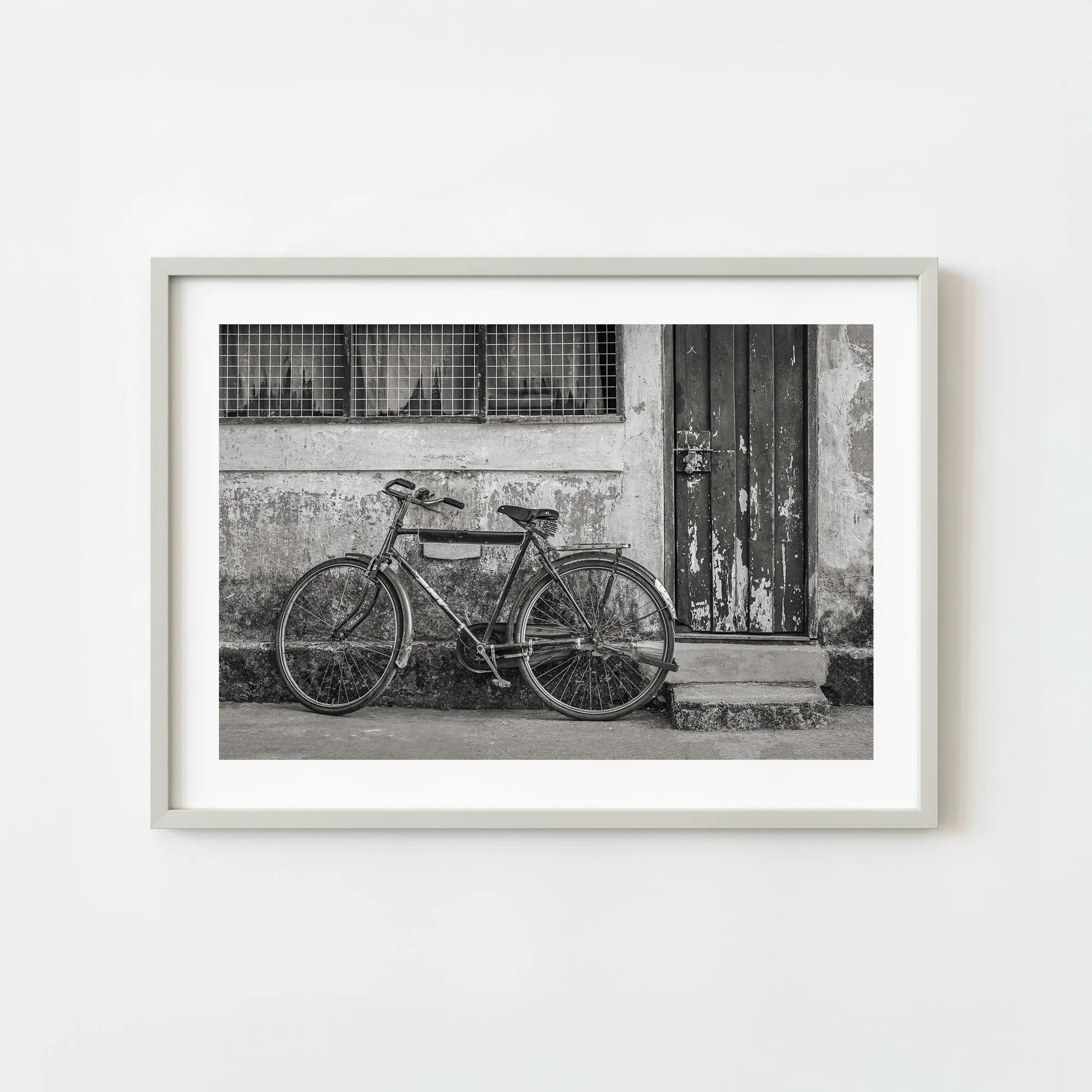 Bicicleta vintage de India apoyada en pared desgastada Escena callejera monocroma en blanco y negro Arte de pared | Edición limitada de 10