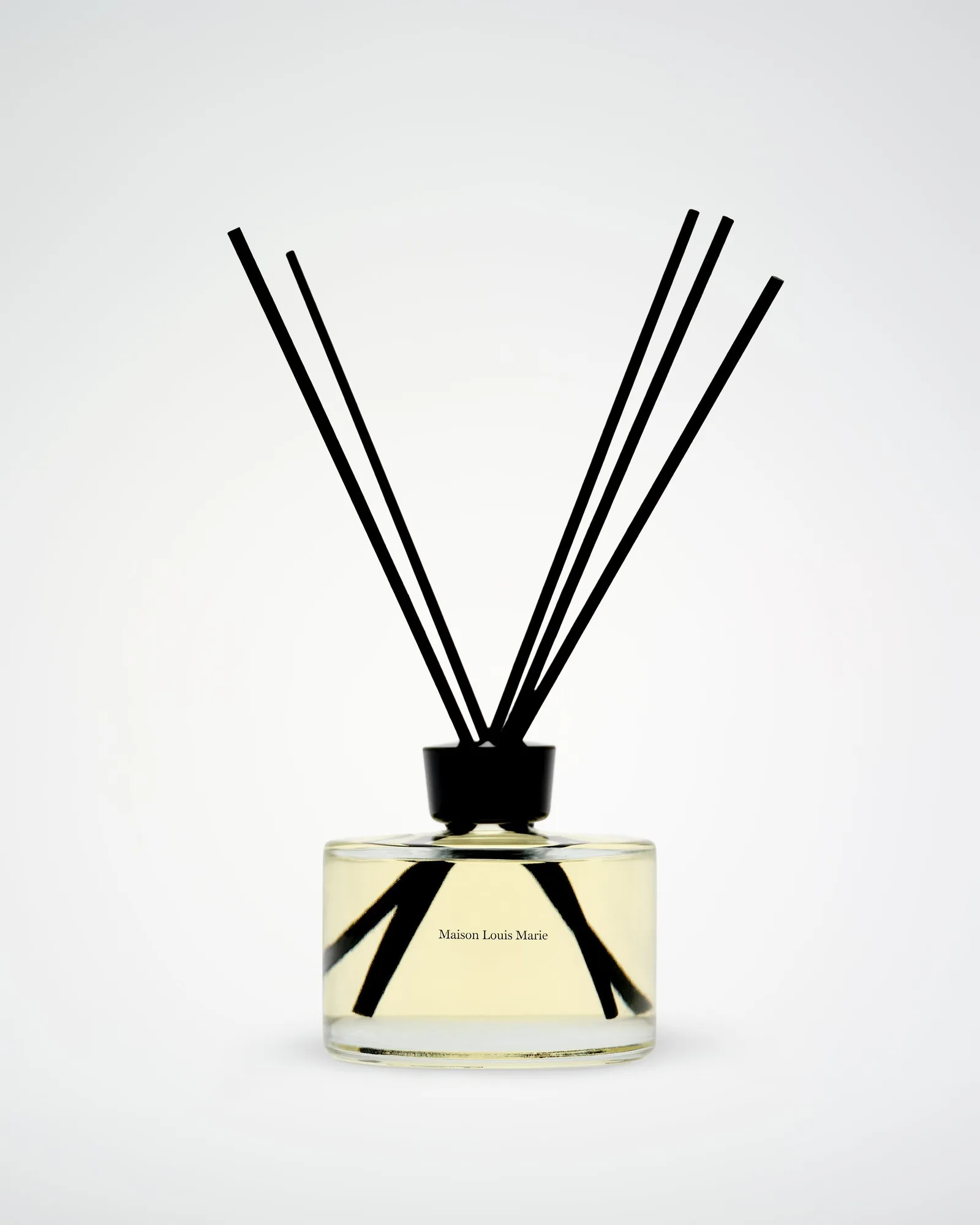 Candle vs Home Diffuser for Continuous Scent