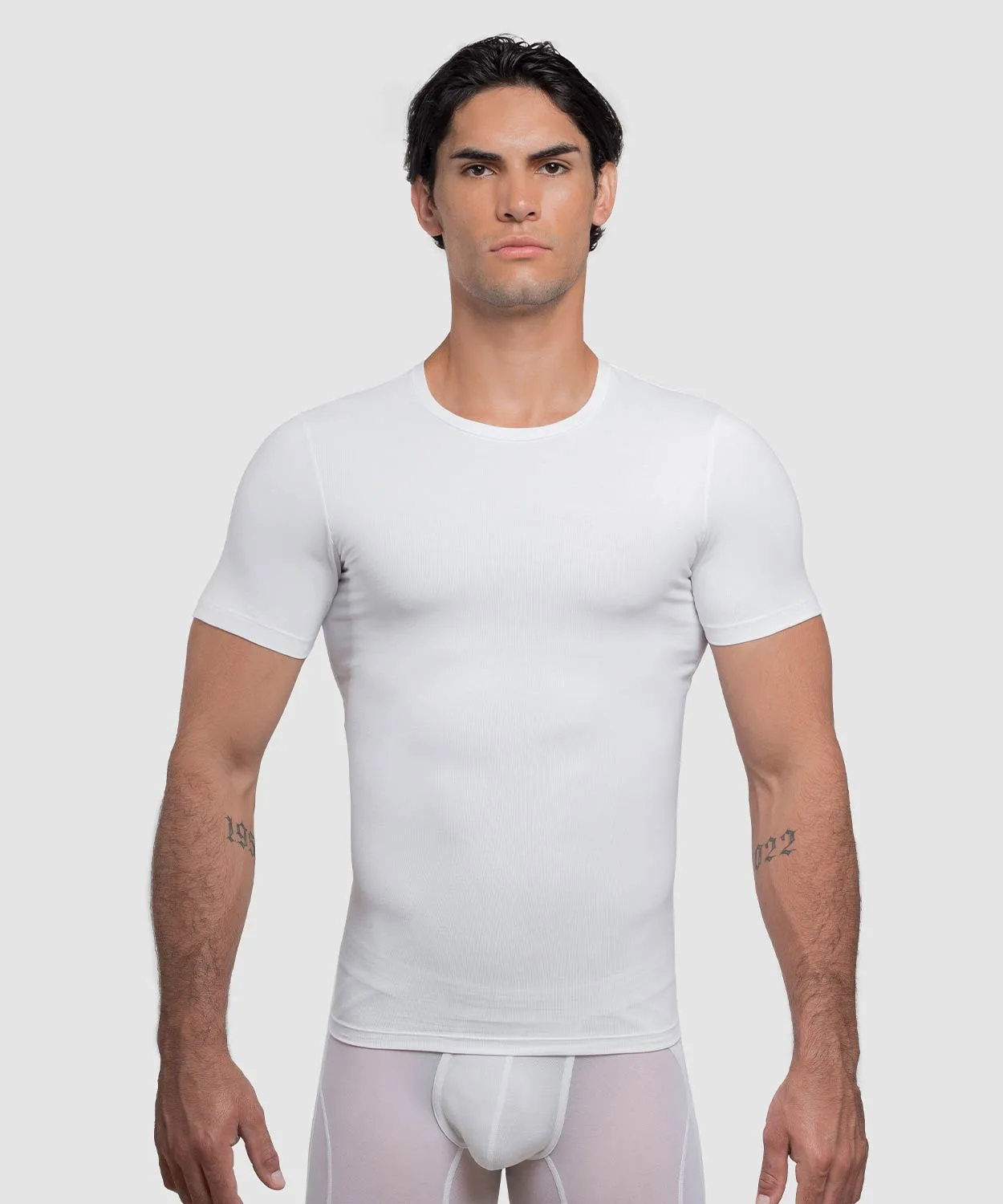 コットンクルーネックTシャツの着こなしとスタイリング