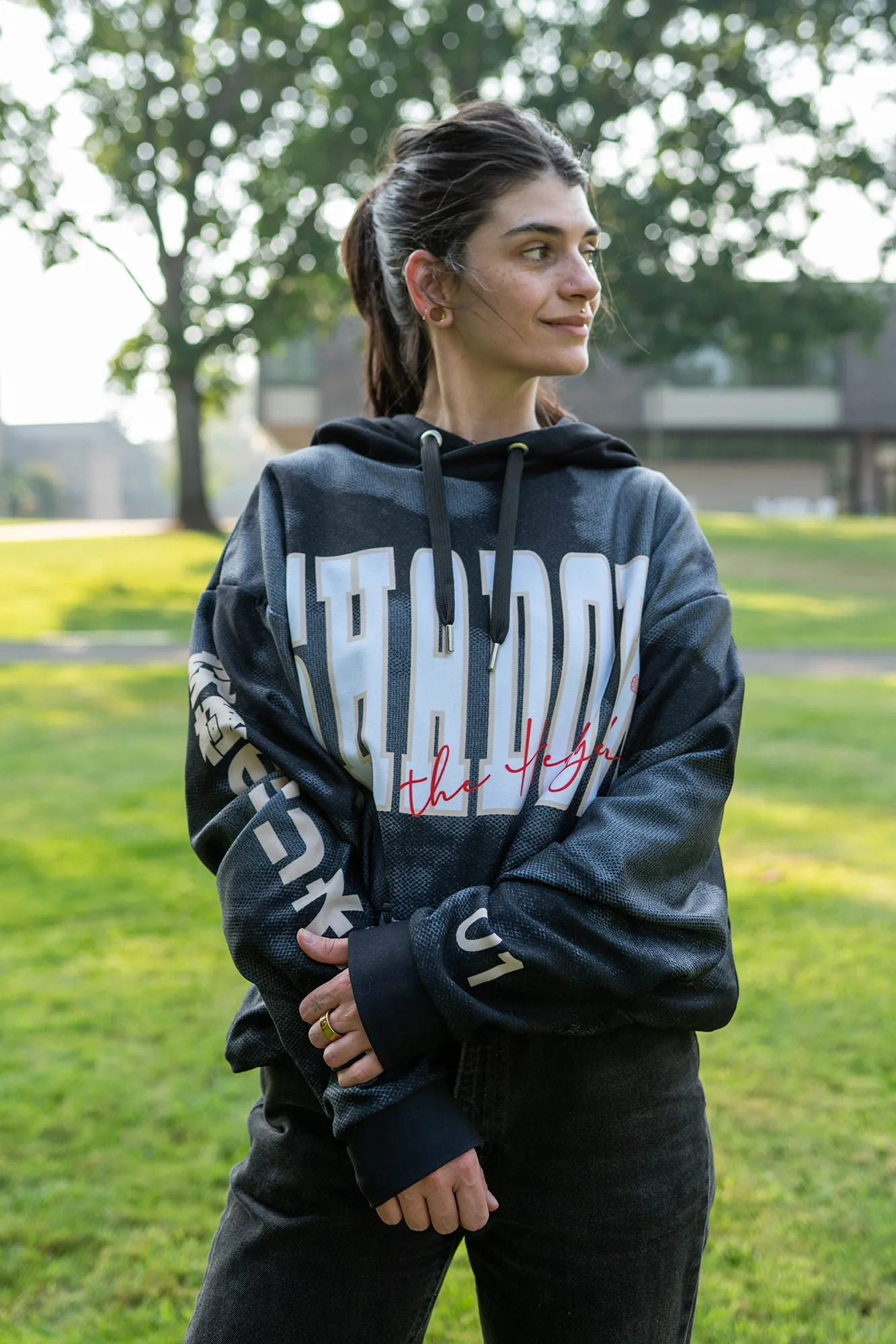 Sonic Shadow Varsity Hoodie: Größen- und Styleguide
