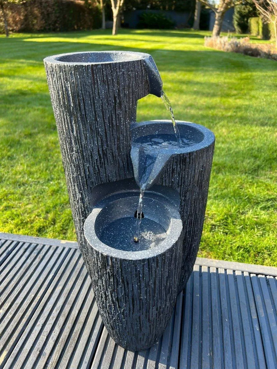 Installer une fontaine solaire en forme de vase dans votre jardin