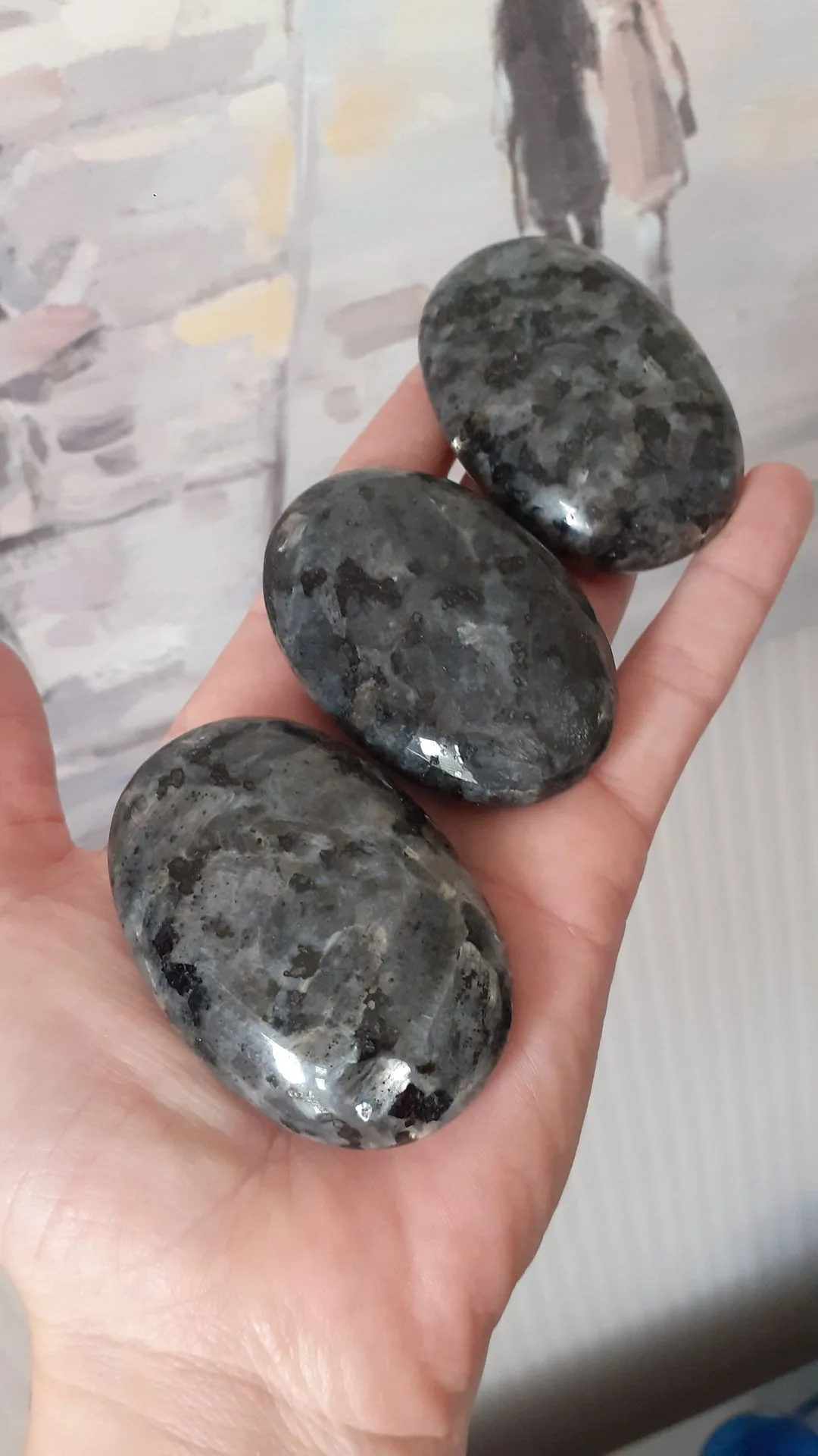 Pietra da palmo in larvikite levigata: proprietà e usi