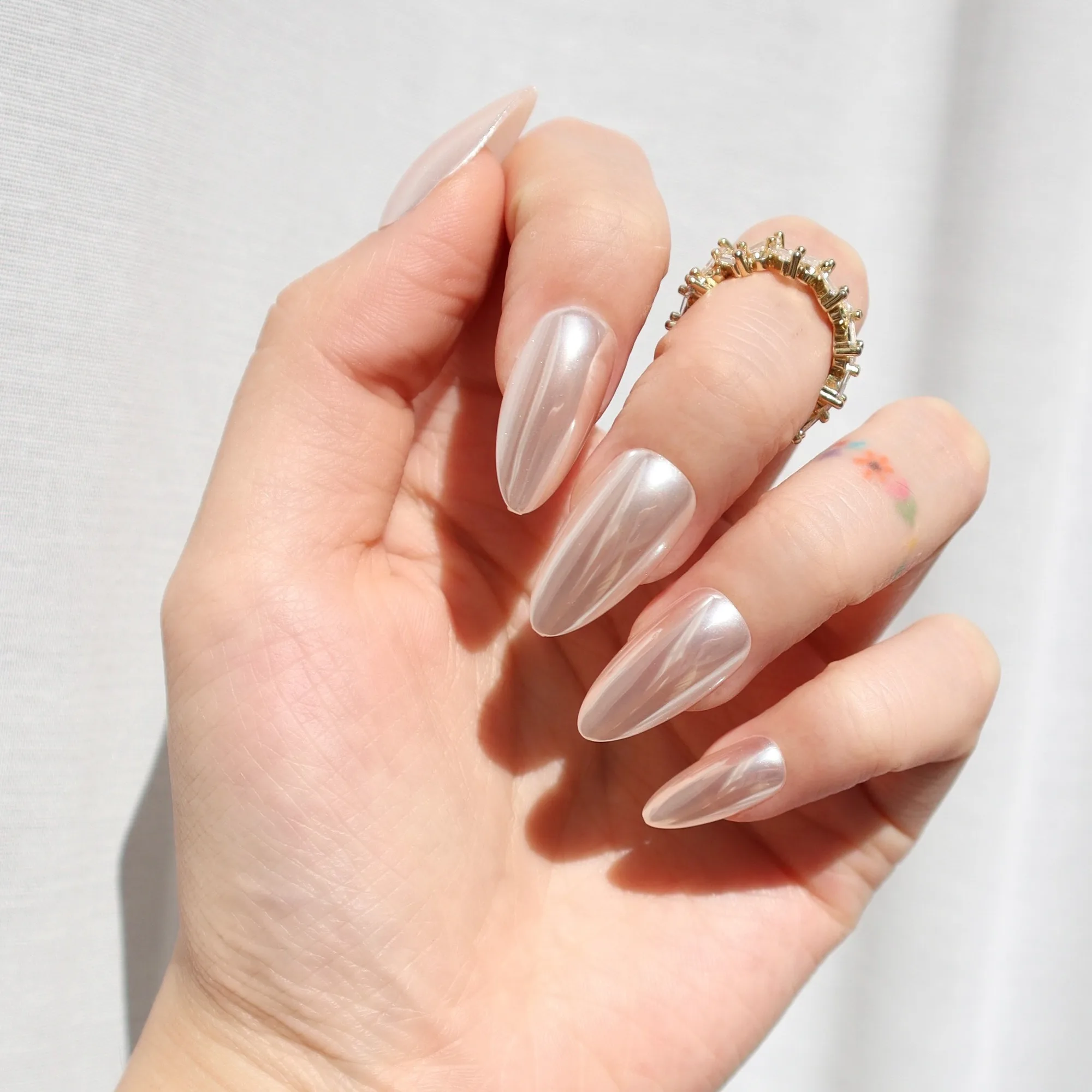 Glazed Pearl vs Modern Pearl: Sheer vs Modern em unhas postiças