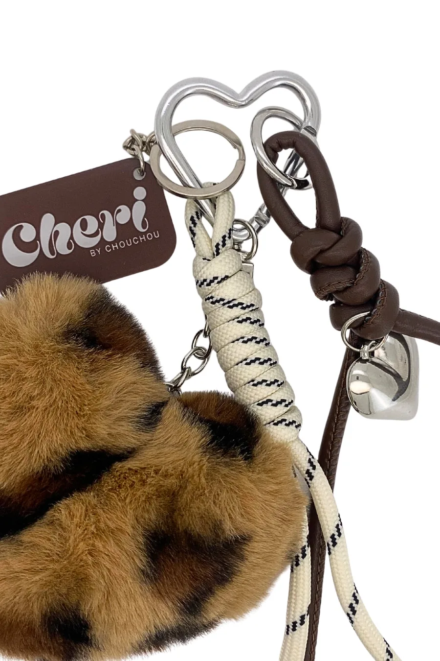 Taschenanhänger richtig an einer Handtasche befestigen
