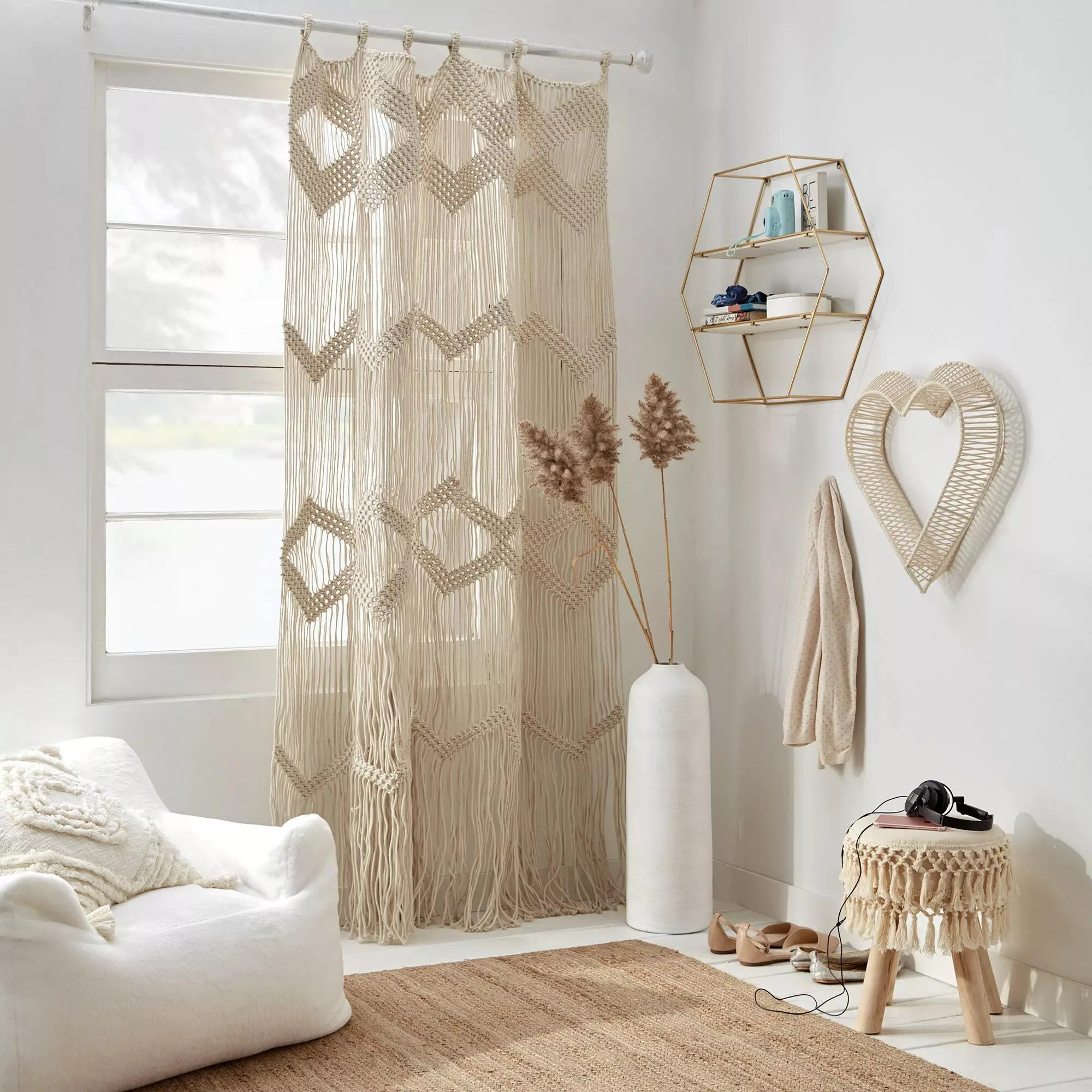 Makramee-Vorhang vs. Voile-Vorhang: Welche Fensterdekoration?