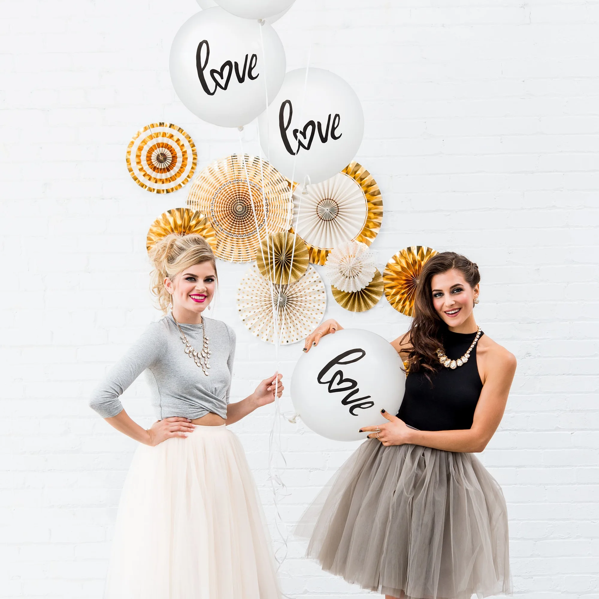 Cómo colocar globos de boda de 17 pulgadas para un fondo de fotos