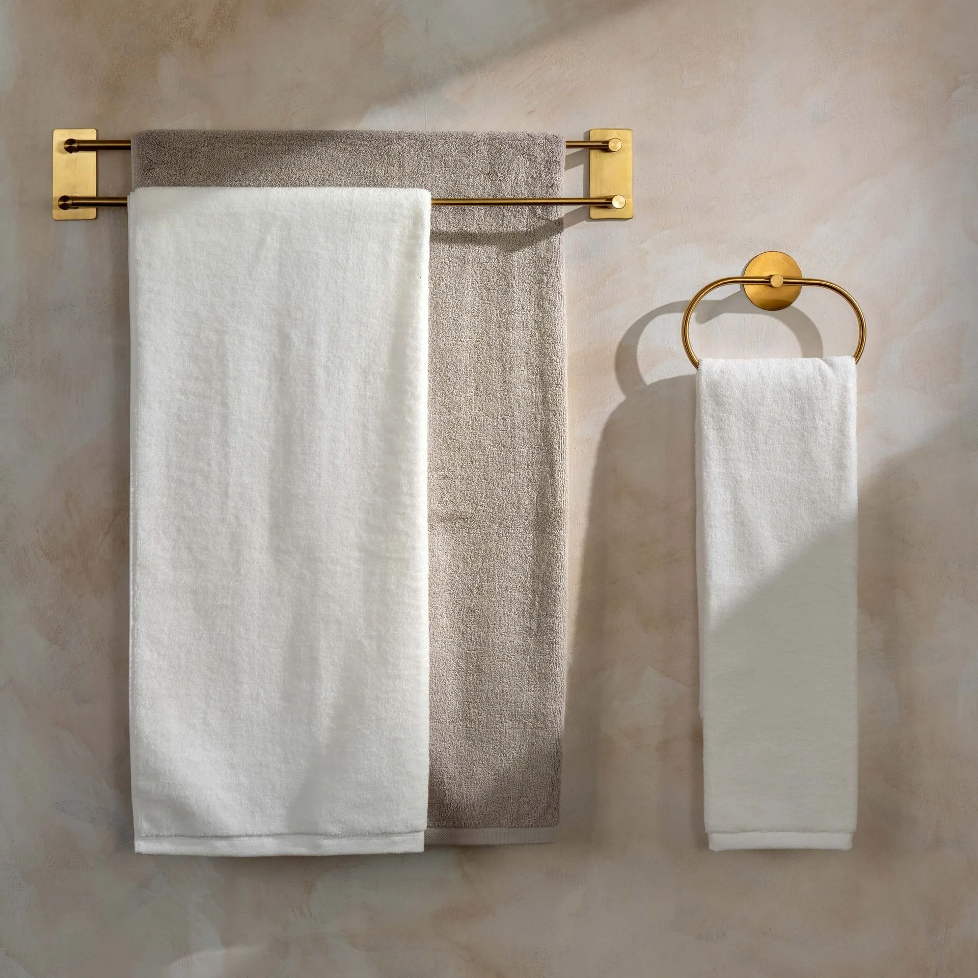 How to Choose Bath Mats That Are Both Stylish and Safe