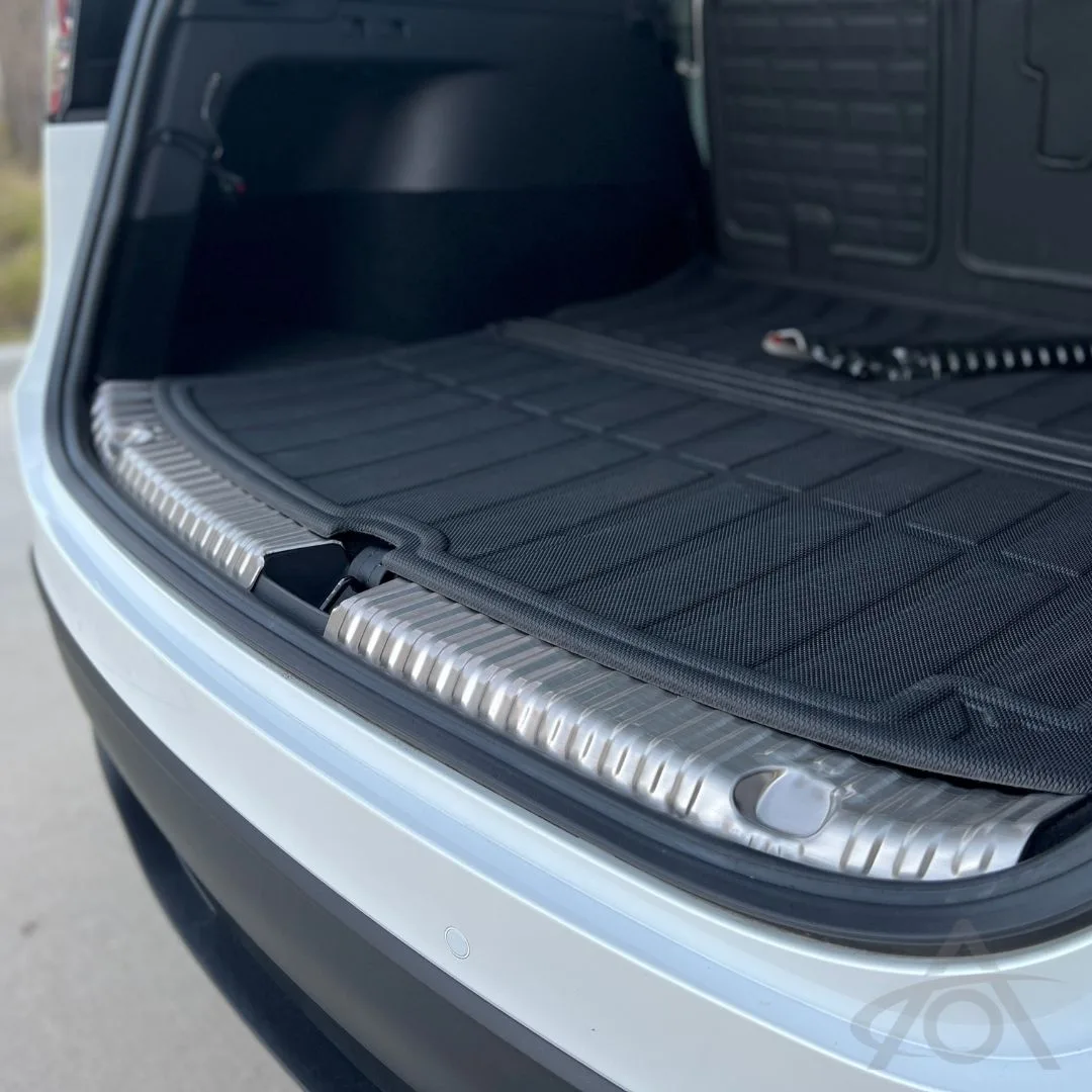 Installare protezioni soglia bagagliaio per Model Y