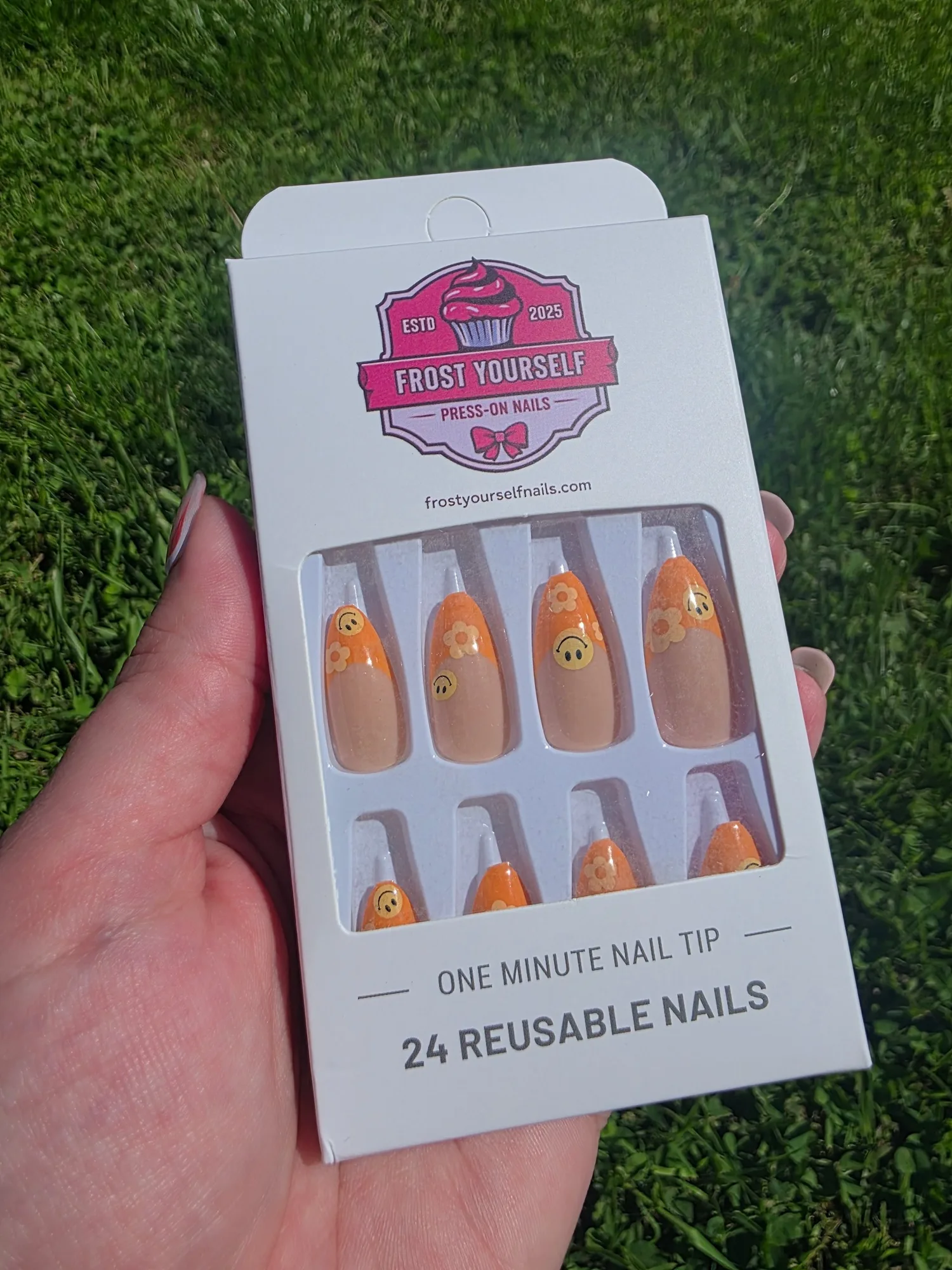 Cómo combinar las uñas postizas Happy Go Lucky para días casuales