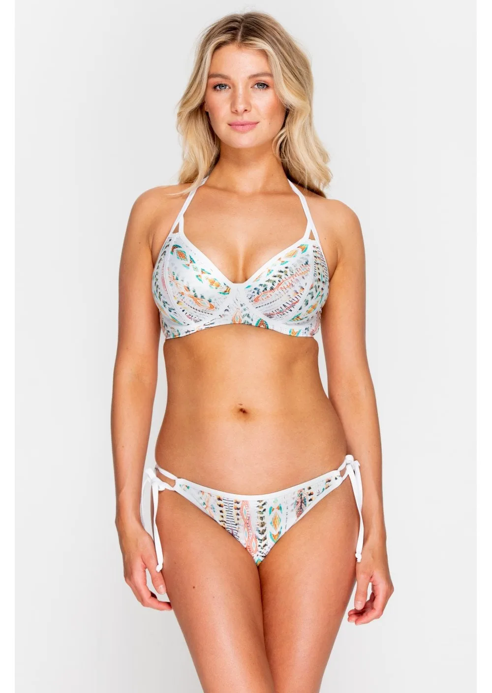 Combineer Tieside-bikini met een haltertop
