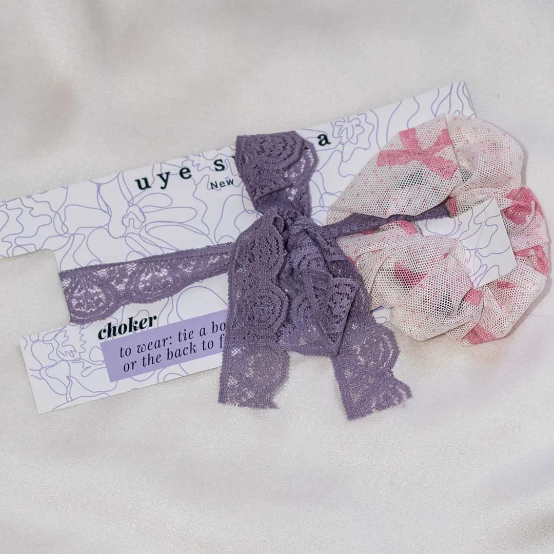 So stylen Sie ein Coquette Bows Scrunchie und Choker Set