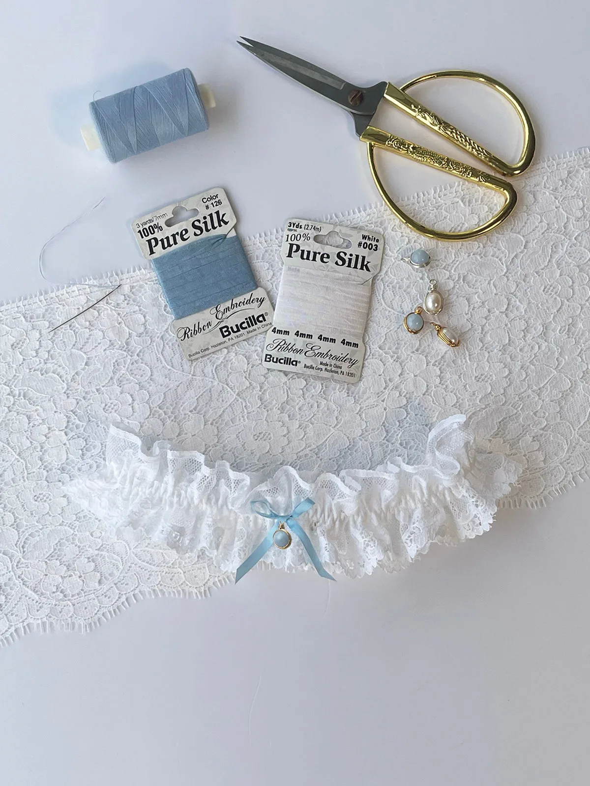 Clara White Lace Garter With Detachable Pendent
