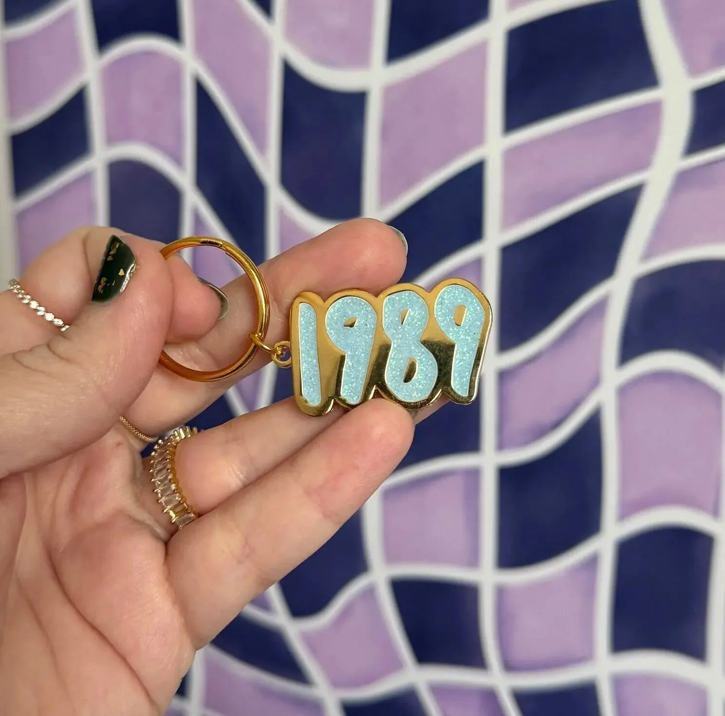 So stylst du Emaille-Pins und Schlüsselanhänger an deiner Tasche