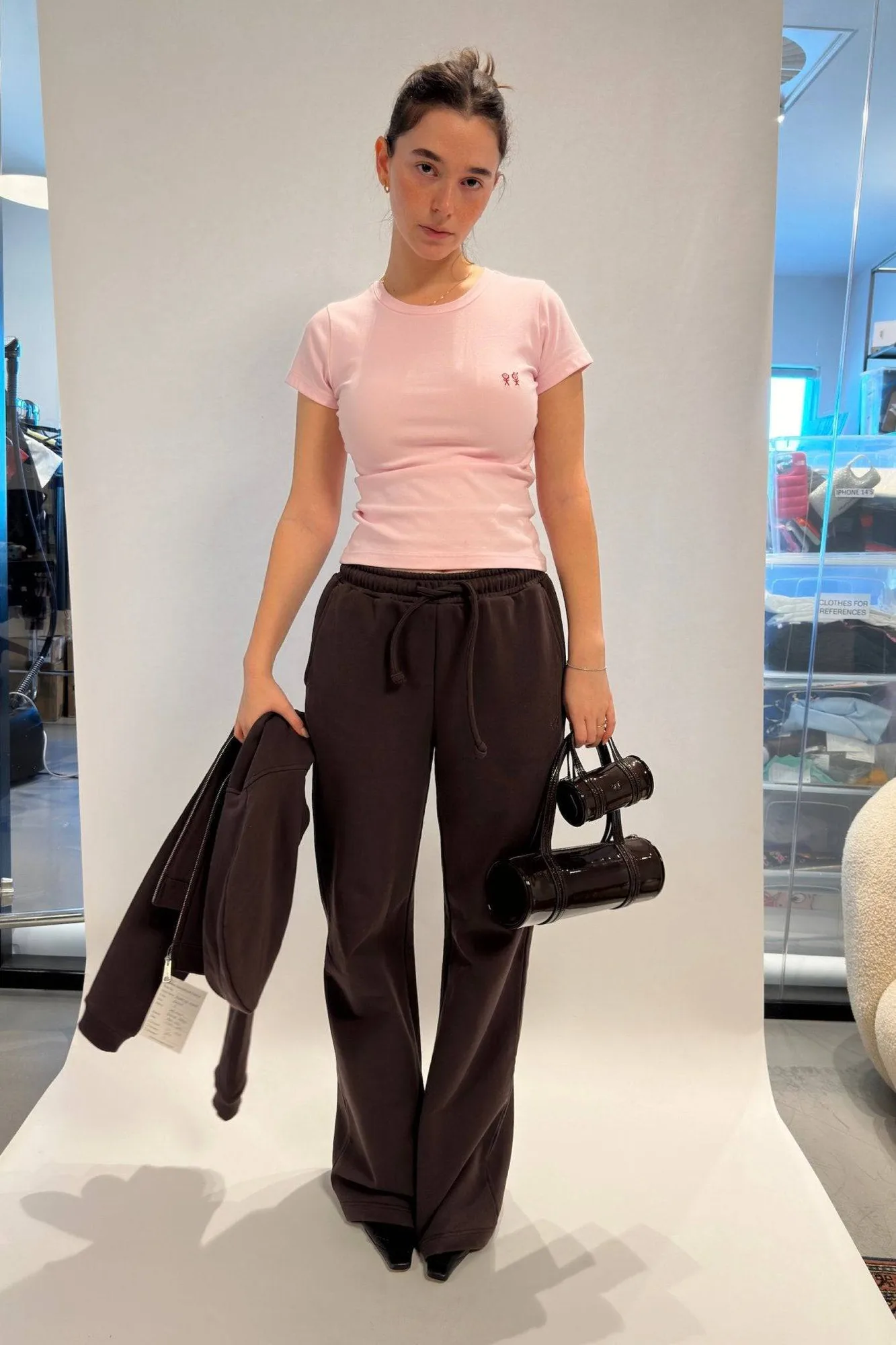 Stůjte stylově v rovném tepláku v barvě čokolády pro ležérní outfity