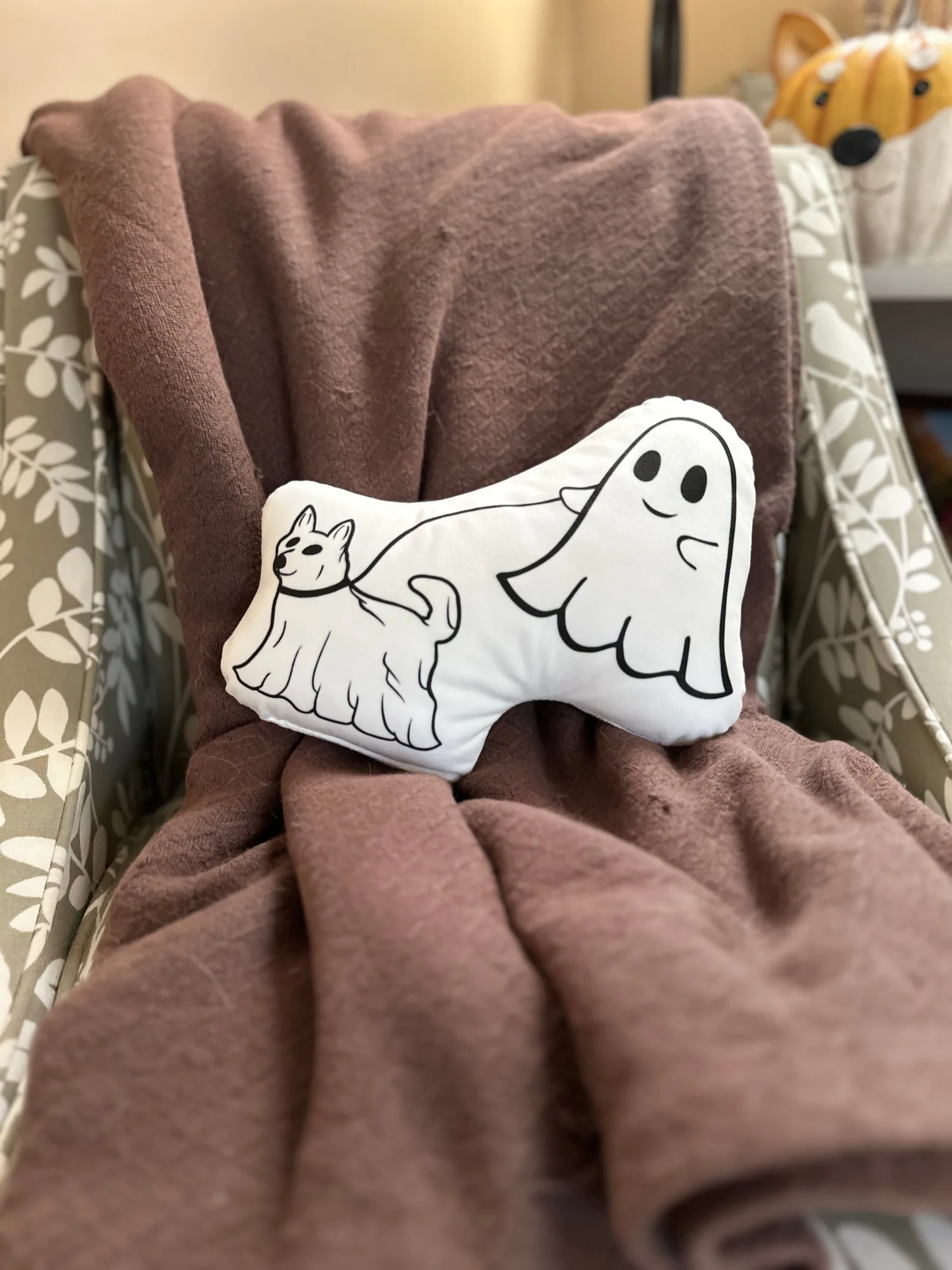 Cómo decorar un cojín Ghost Walking Dog para Halloween