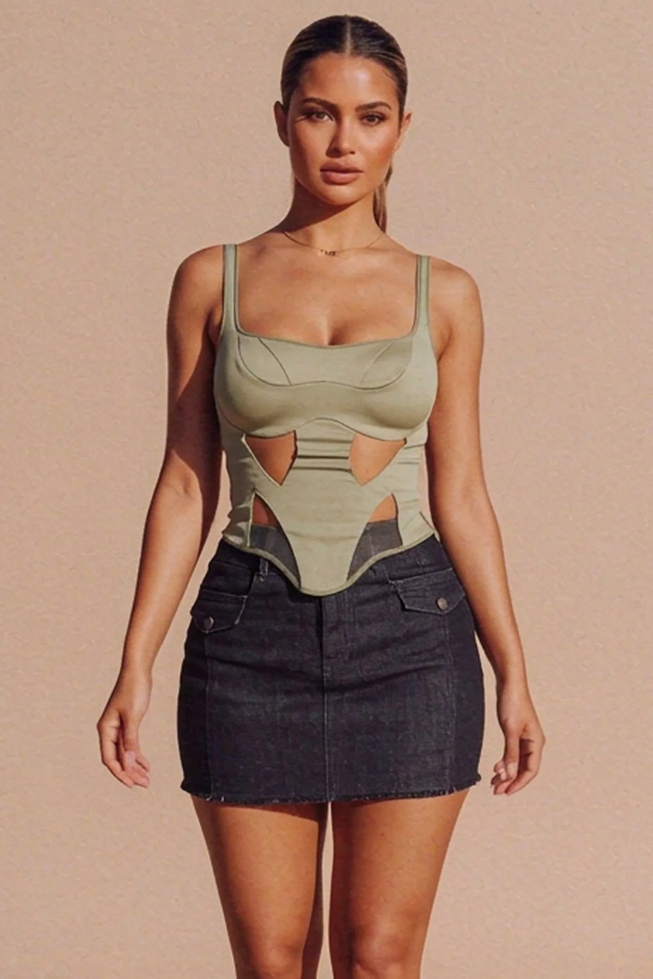 Corset-Crop-Top für Abendoutfits stylen