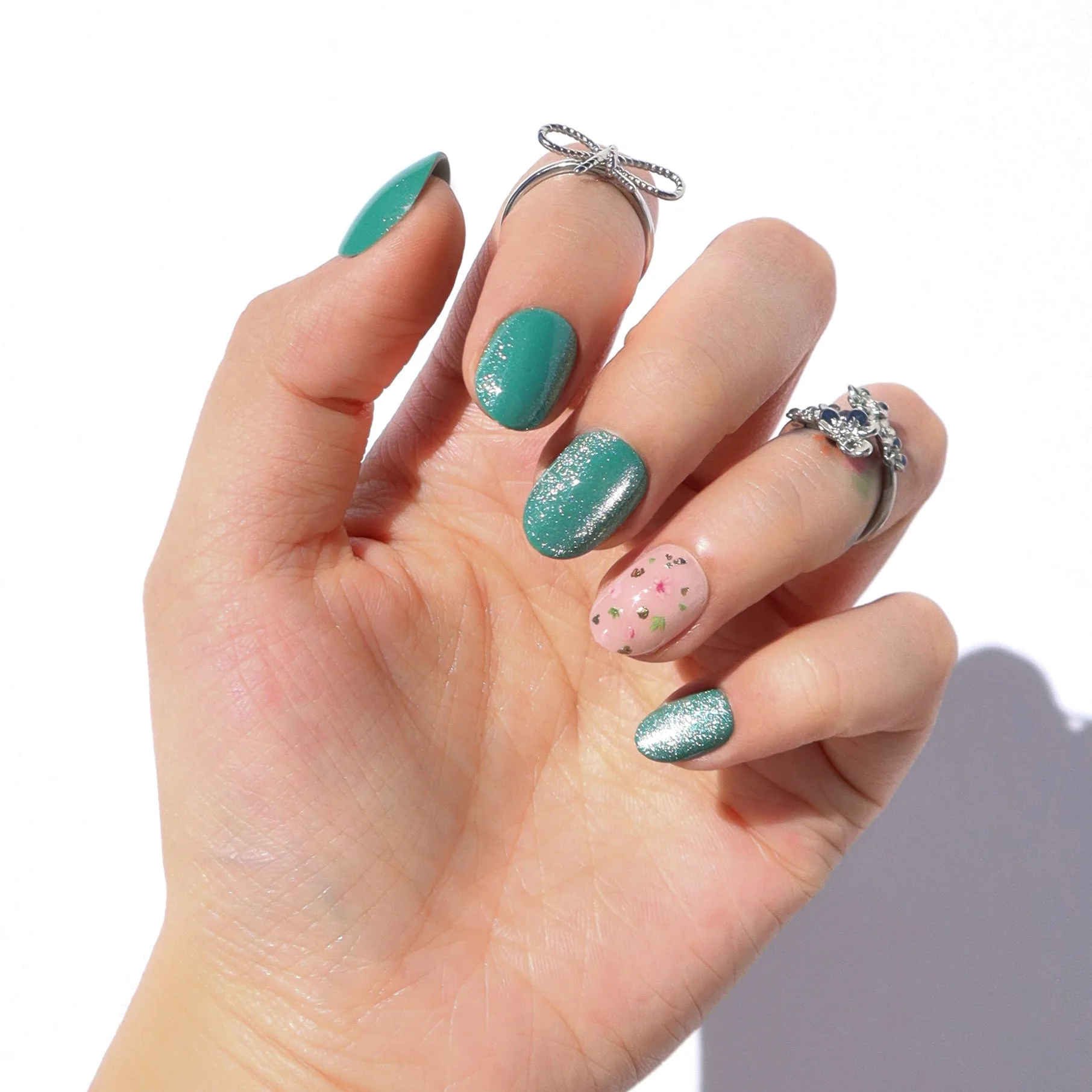 Mint Whisperの付け爪で自然な仕上がりに