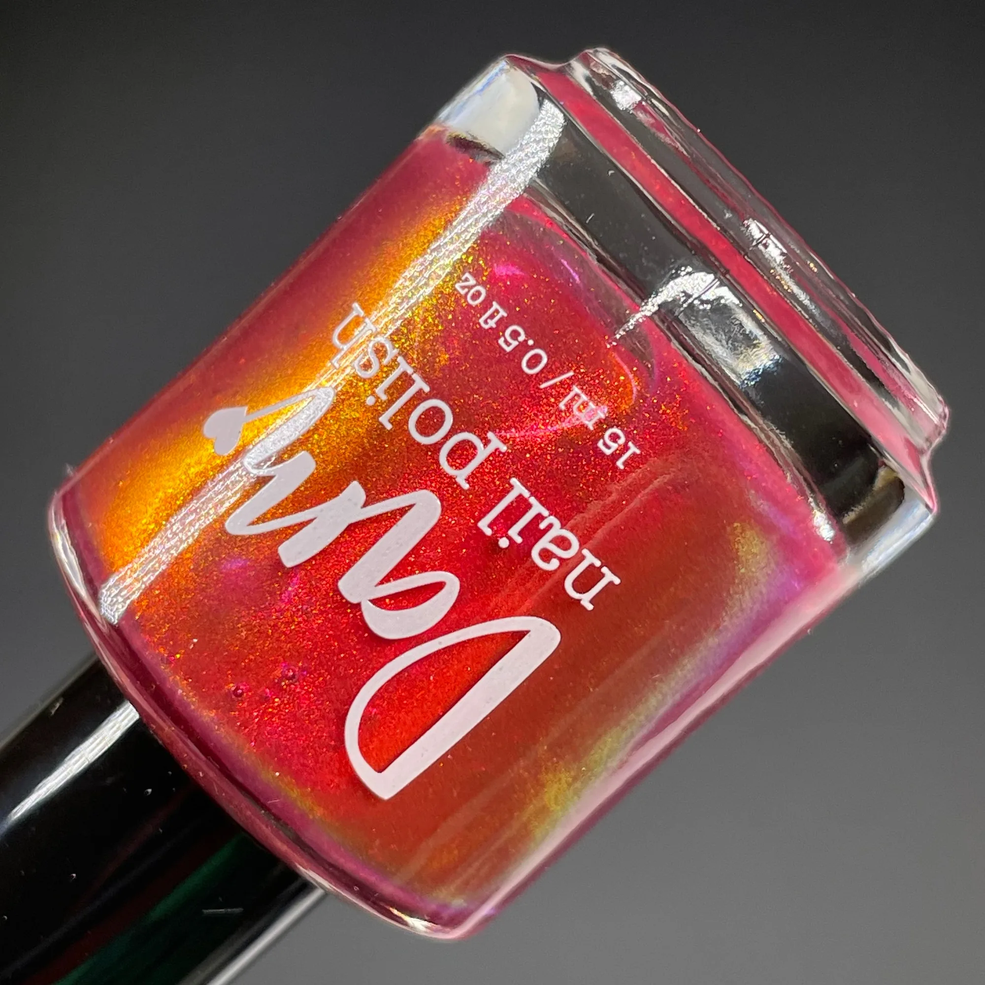 Un poco desordenado pero dando lo mejor de mí - Esmalte de uñas rojo brillante - Esmalte del mes julio 2026