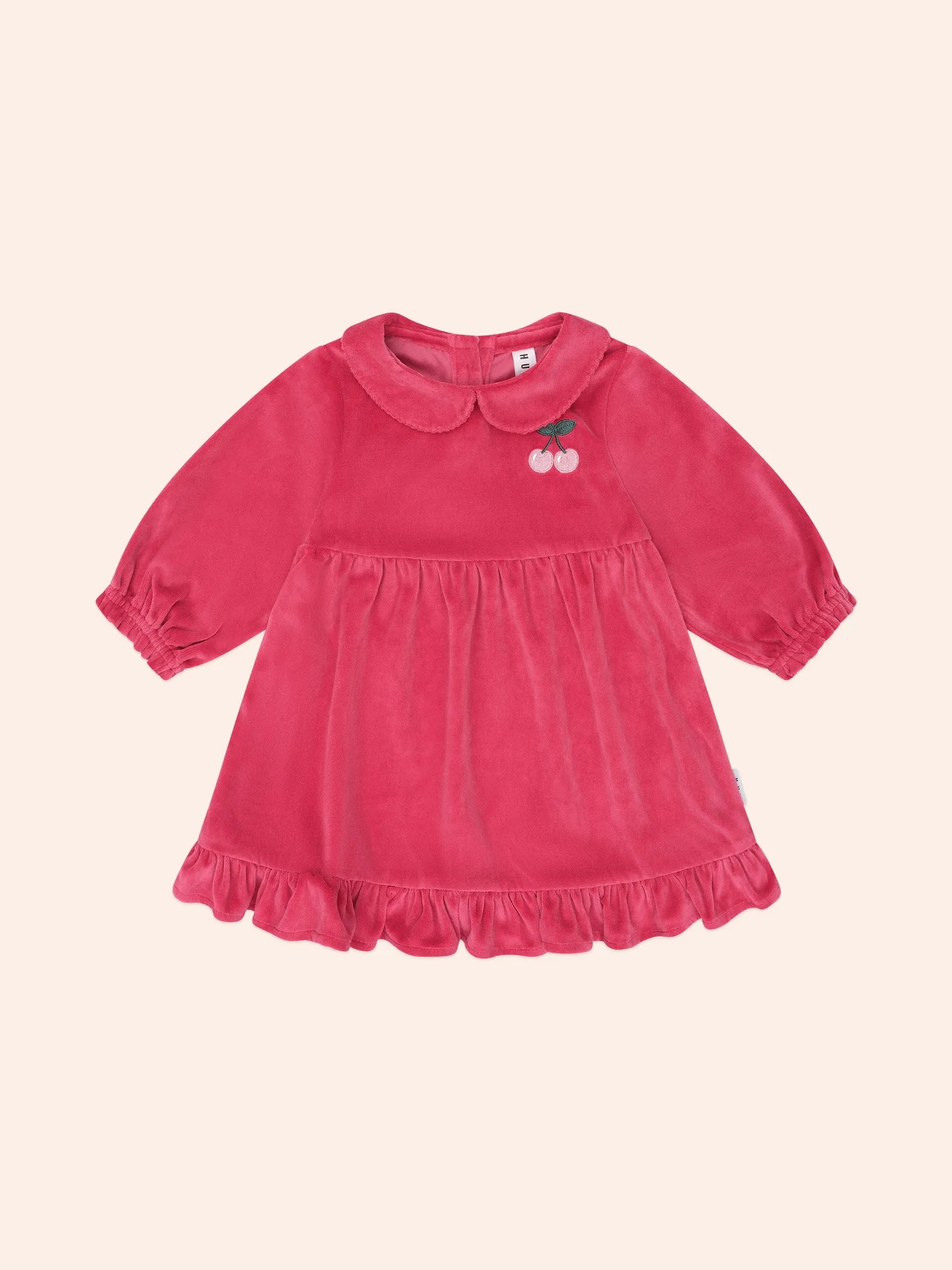 Abbinamento del vestito a grembiule ciliegia per bambine