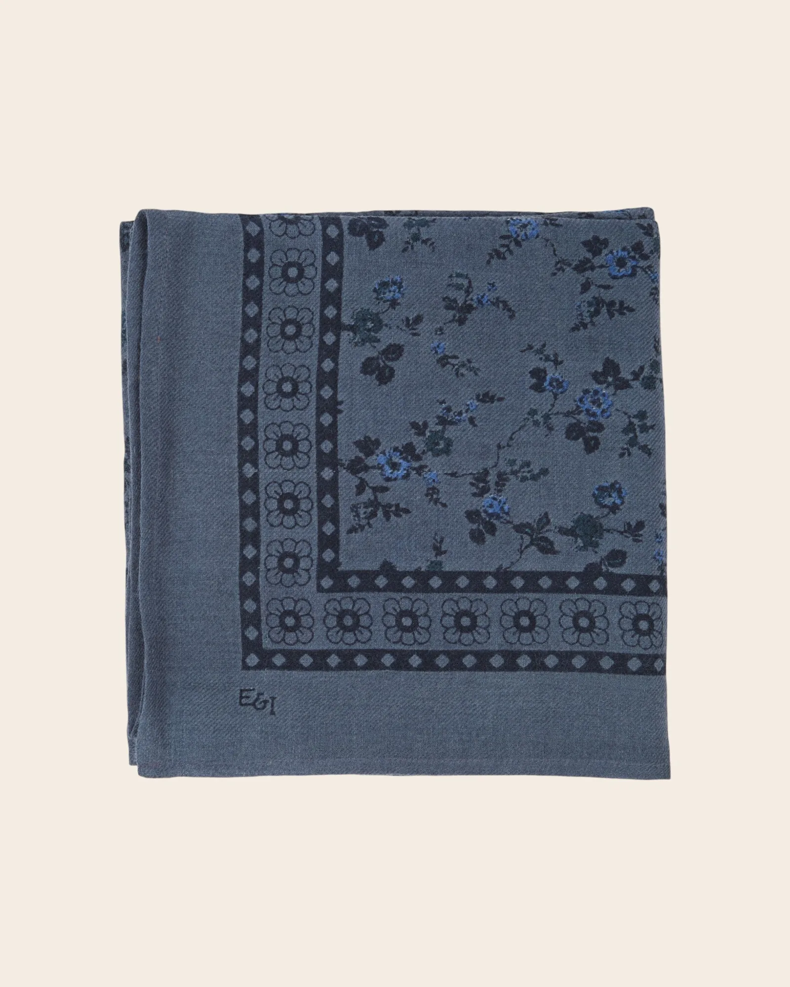 Grande foulard floreale: annodare o indossare come sciarpa