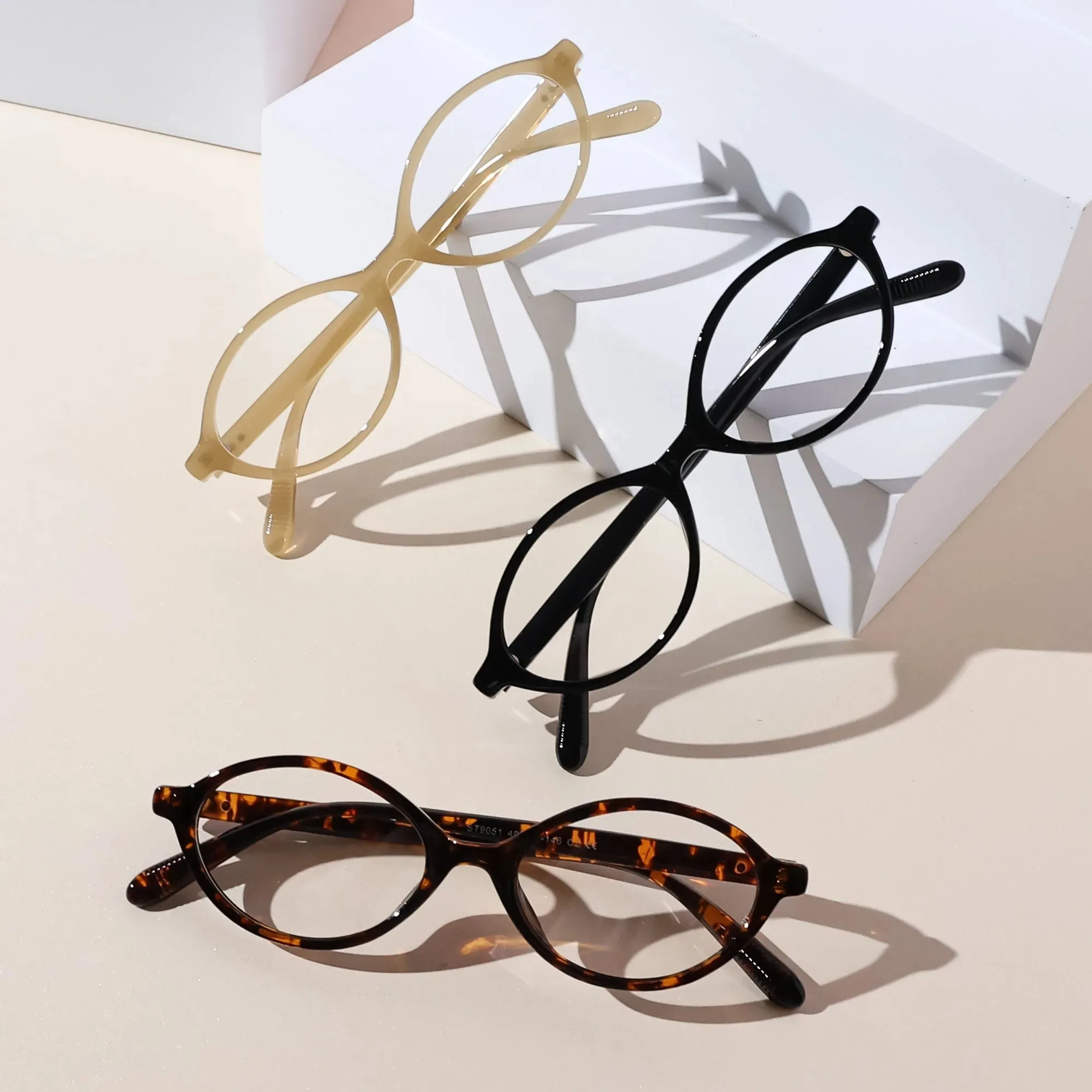 Round vs Square Eyeglass Frames: Which Face Shape Wins?