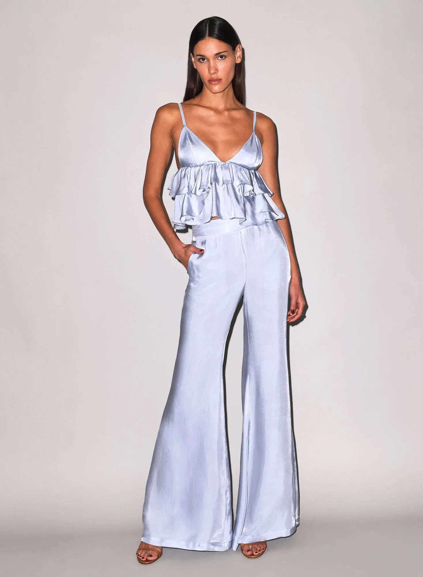 كيفية تنسيق بنطال Luxe Twill Flare للعمل وعطلة نهاية الأسبوع