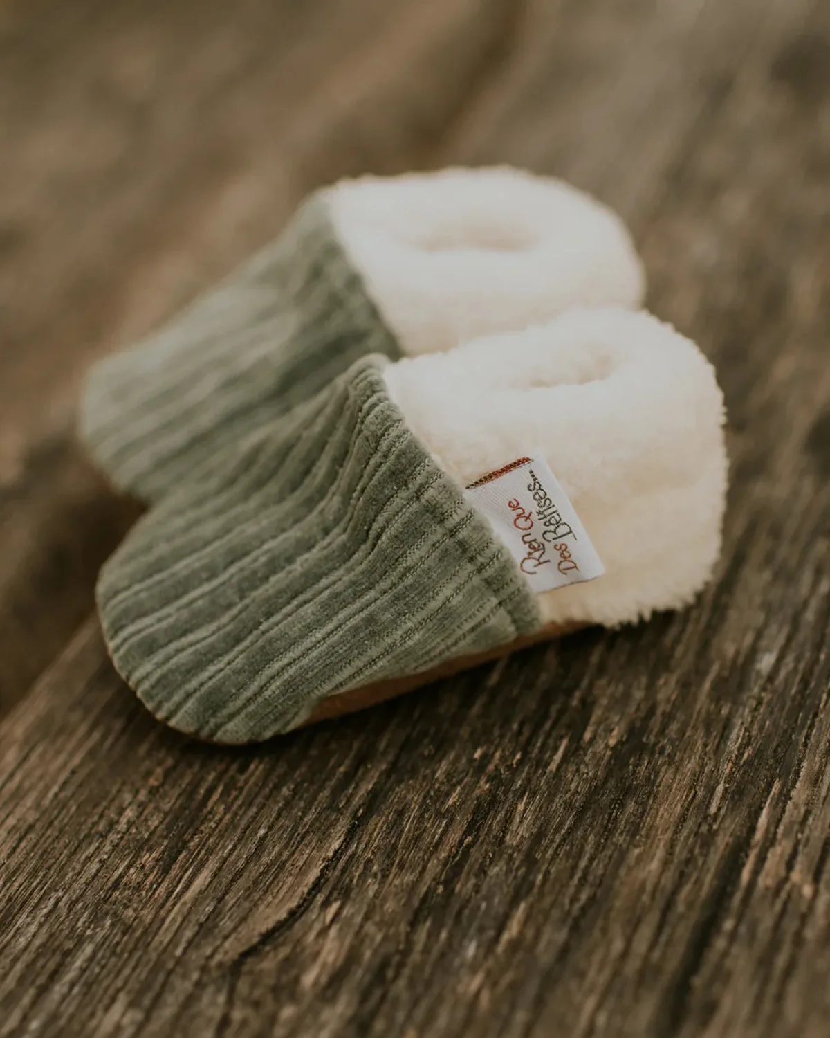 Chaussons bébé en velours kaki