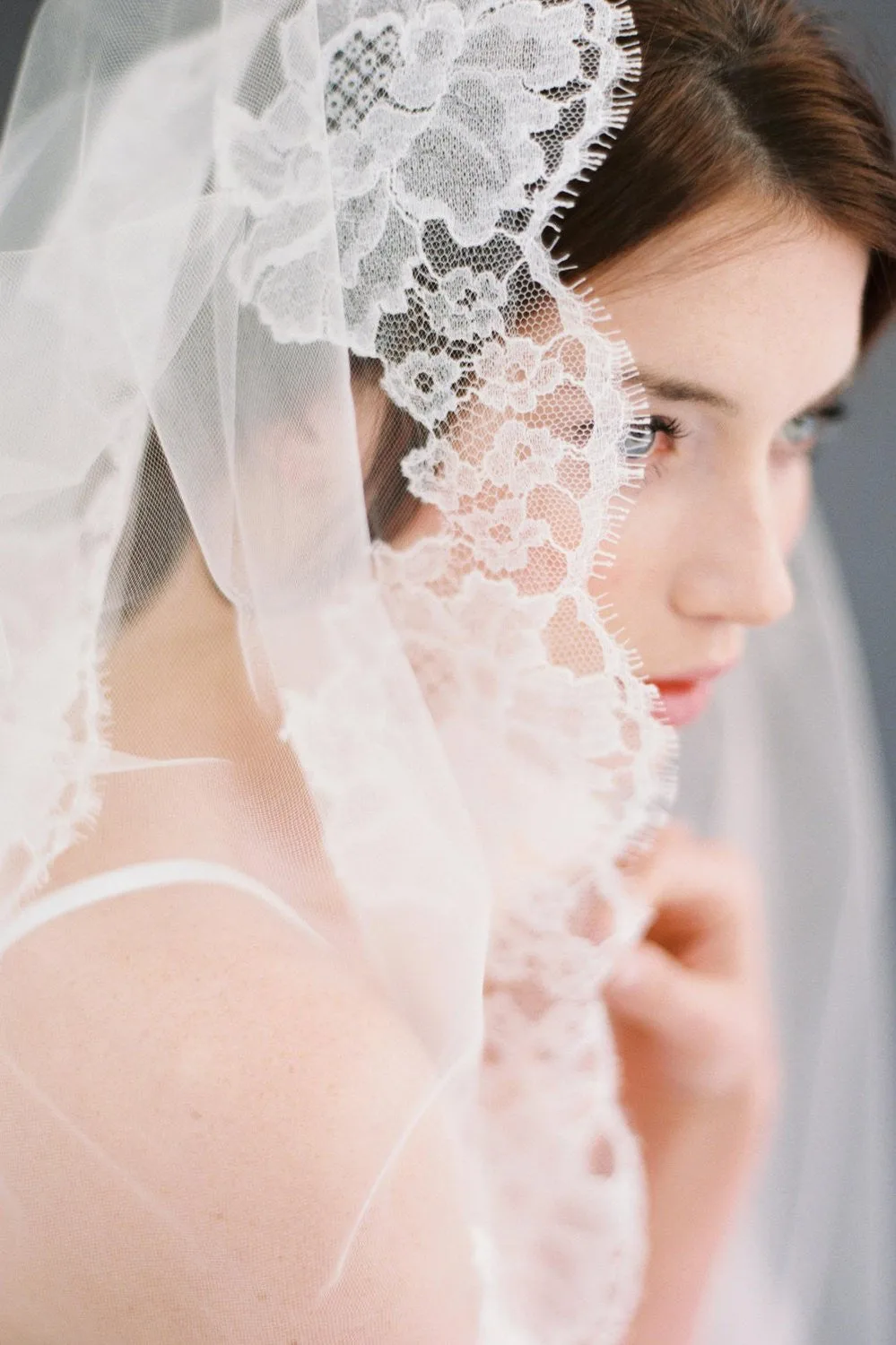大聖堂結婚式でフレンチレースマンティラベールをスタイリングする方法