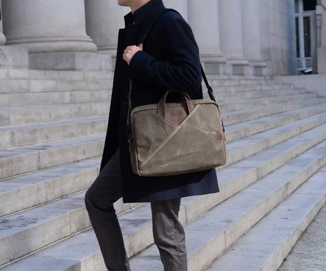 Messenger Bag vs Backpack: Which Is Right for Your Daily Carry?