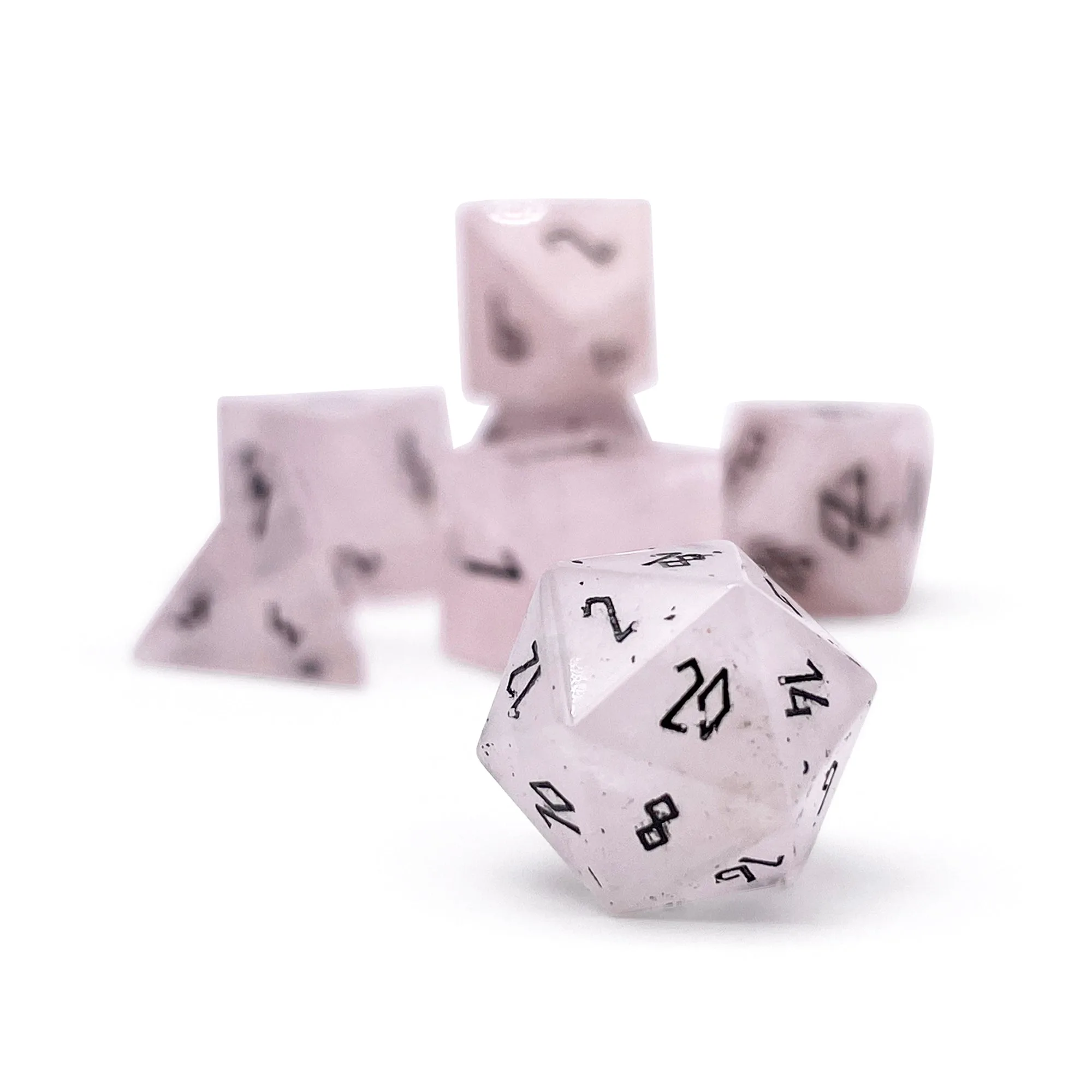 Quartz Rose - Dés en pierres précieuses RPG Pebble à police noire