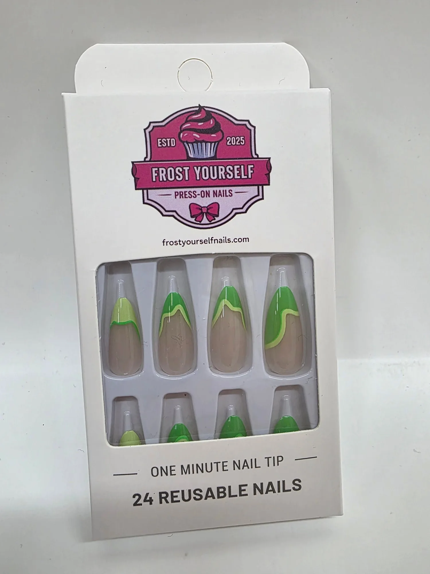 Cómo aplicar las uñas postizas Tiana Vibes para un glamour verde