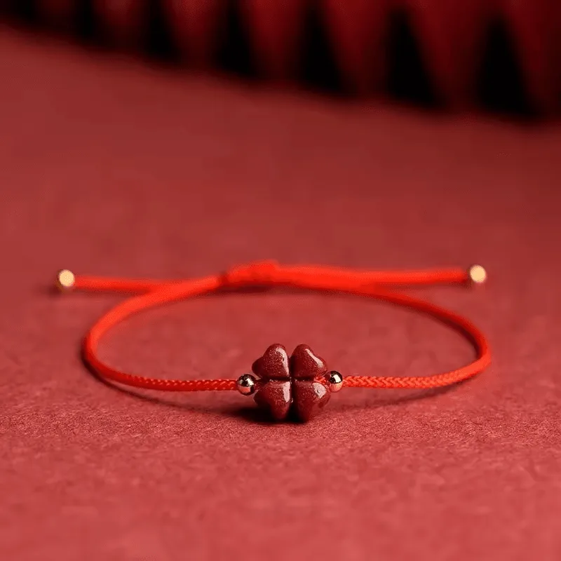 สร้อยข้อมือเชือกโคลเวอร์ซินนาบาร์นำโชค