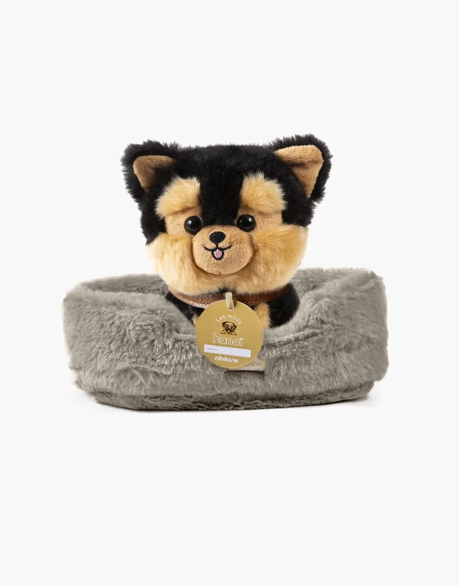 Sumo, chien en peluche de 18cm avec collier et son panier en fausse fourrure taupe