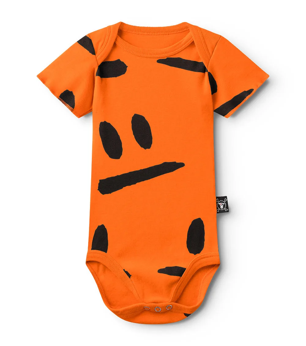 Een babyromper kiezen die de hele nacht blijft zitten