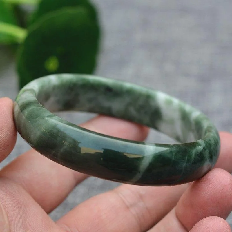 Bracelet en jade vs bracelet fil rouge : Lequel vous convient ?